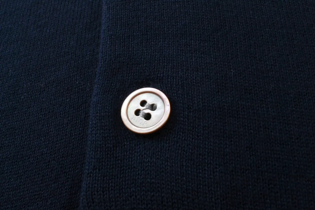 🅿️220 Correct version of high-quality CD/2024ss Polo sweater in dark blue with classic CD Icon logo embroidery to enhance style. Crafted from wool, cashmere and silk-blend jersey, it has contrasting white pinstripes on the collar. Wear it with Dior Essentials pieces for a classic look. Same style for men and women Size: XS-L