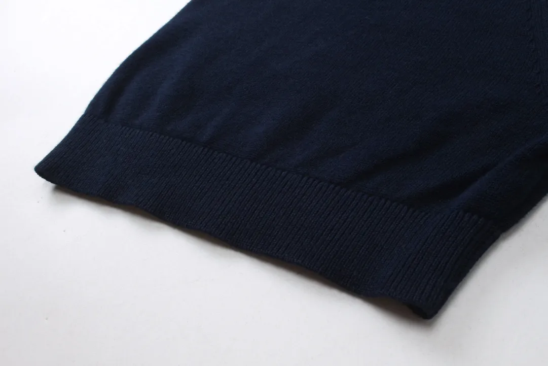🅿️220 Correct version of high-quality CD/2024ss Polo sweater in dark blue with classic CD Icon logo embroidery to enhance style. Crafted from wool, cashmere and silk-blend jersey, it has contrasting white pinstripes on the collar. Wear it with Dior Essentials pieces for a classic look. Same style for men and women Size: XS-L