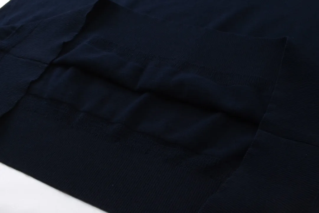 🅿️220 Correct version of high-quality CD/2024ss Polo sweater in dark blue with classic CD Icon logo embroidery to enhance style. Crafted from wool, cashmere and silk-blend jersey, it has contrasting white pinstripes on the collar. Wear it with Dior Essentials pieces for a classic look. Same style for men and women Size: XS-L