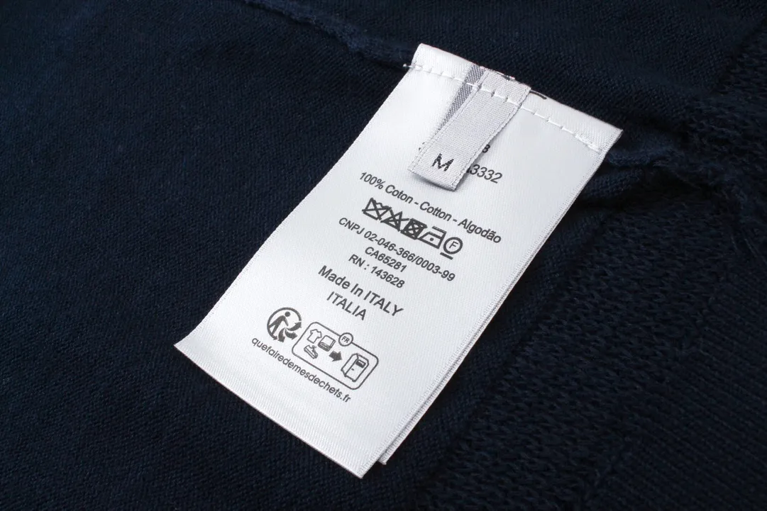 🅿️220 Correct version of high-quality CD/2024ss Polo sweater in dark blue with classic CD Icon logo embroidery to enhance style. Crafted from wool, cashmere and silk-blend jersey, it has contrasting white pinstripes on the collar. Wear it with Dior Essentials pieces for a classic look. Same style for men and women Size: XS-L