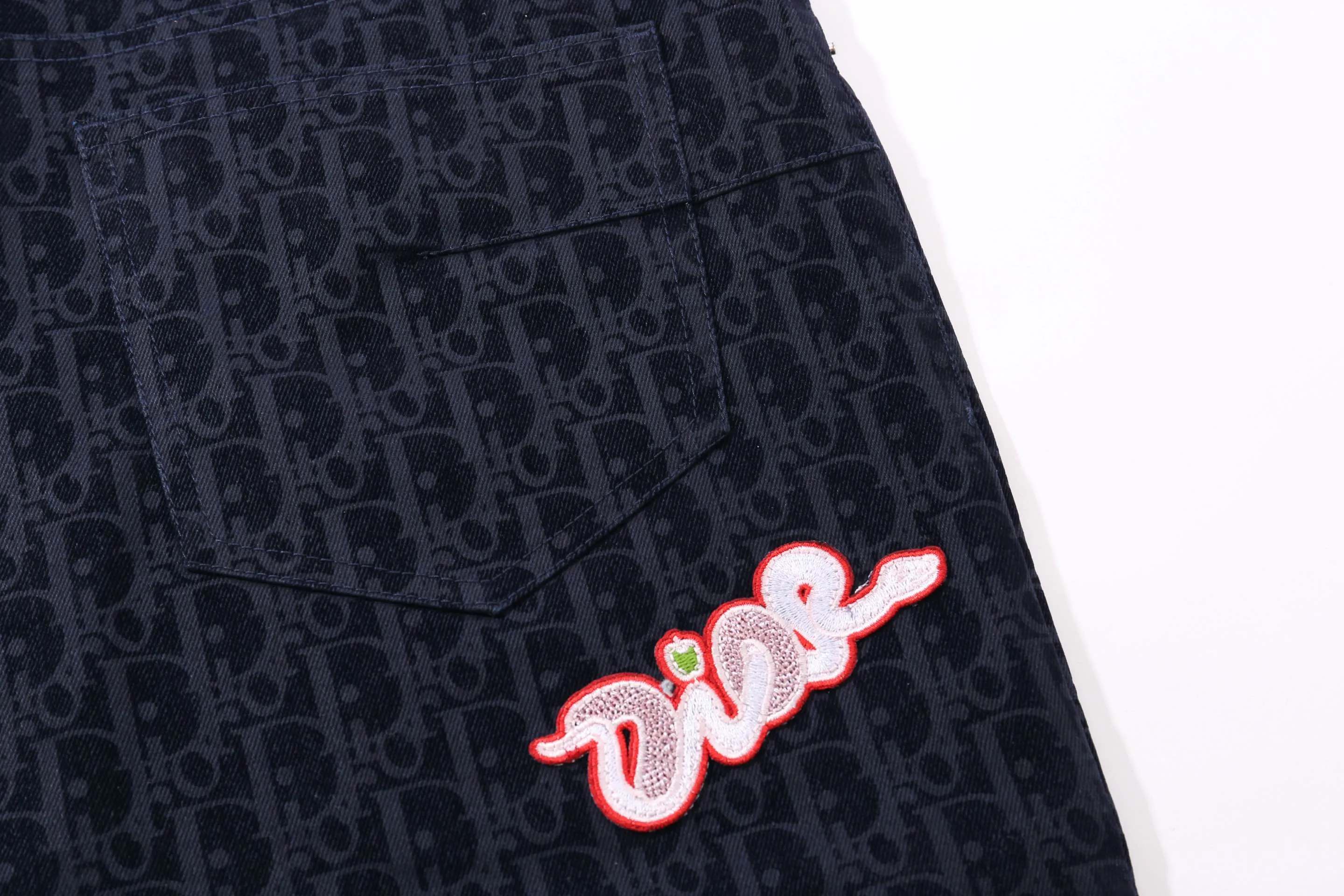 🅿️290 High-quality and new Dio Dior Year of the Snake limited edition flocked denim shorts. The classic presbyopia is reinterpreted all over the body. The snake pattern under the pockets forms the brand letters with a slight flocking effect and a three-dimensional pattern. The cotton denim fabric is low-key and dark washed. The design style is classic and easy to wear. Size:XS-L