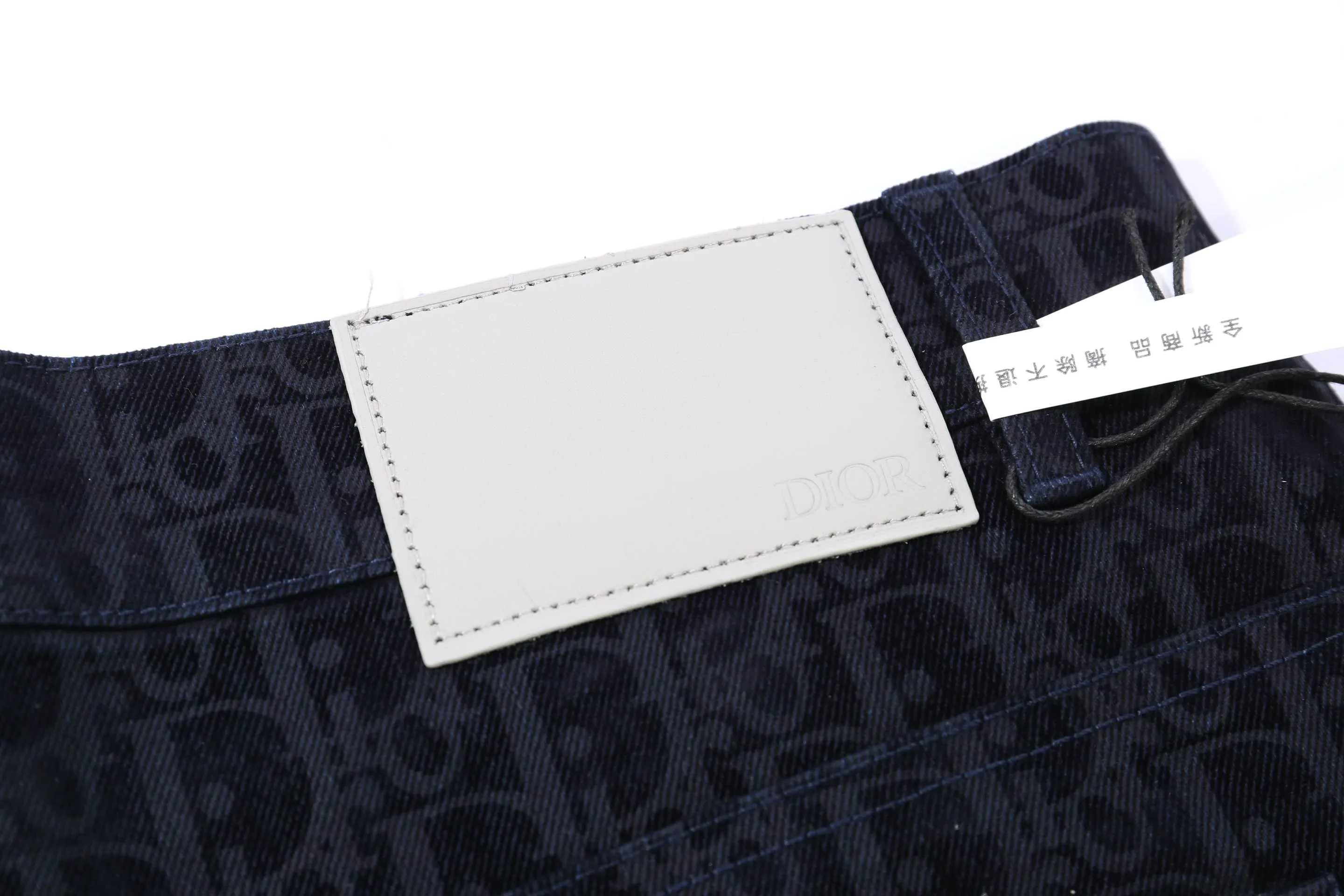 🅿️290 High-quality and new Dio Dior Year of the Snake limited edition flocked denim shorts. The classic presbyopia is reinterpreted all over the body. The snake pattern under the pockets forms the brand letters with a slight flocking effect and a three-dimensional pattern. The cotton denim fabric is low-key and dark washed. The design style is classic and easy to wear. Size:XS-L