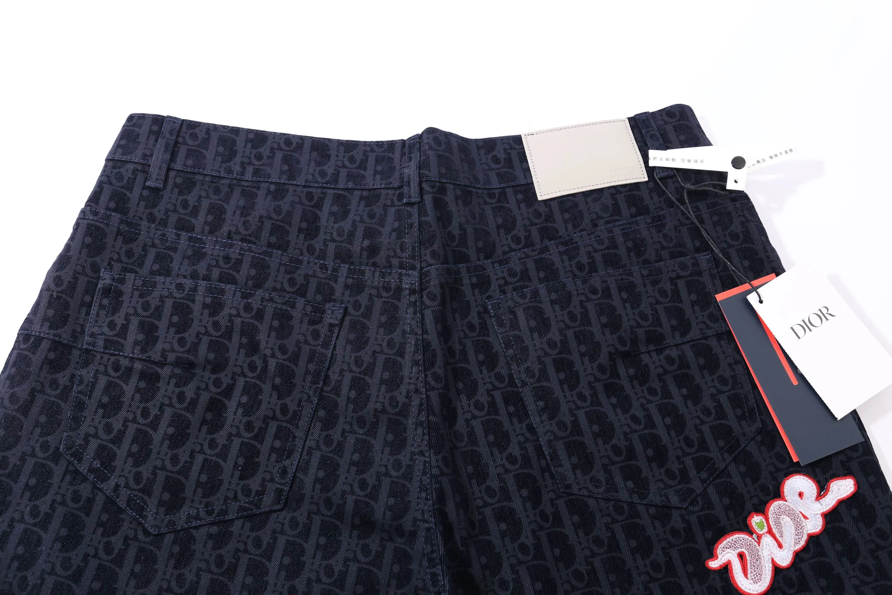 🅿️290 High-quality and new Dio Dior Year of the Snake limited edition flocked denim shorts. The classic presbyopia is reinterpreted all over the body. The snake pattern under the pockets forms the brand letters with a slight flocking effect and a three-dimensional pattern. The cotton denim fabric is low-key and dark washed. The design style is classic and easy to wear. Size:XS-L