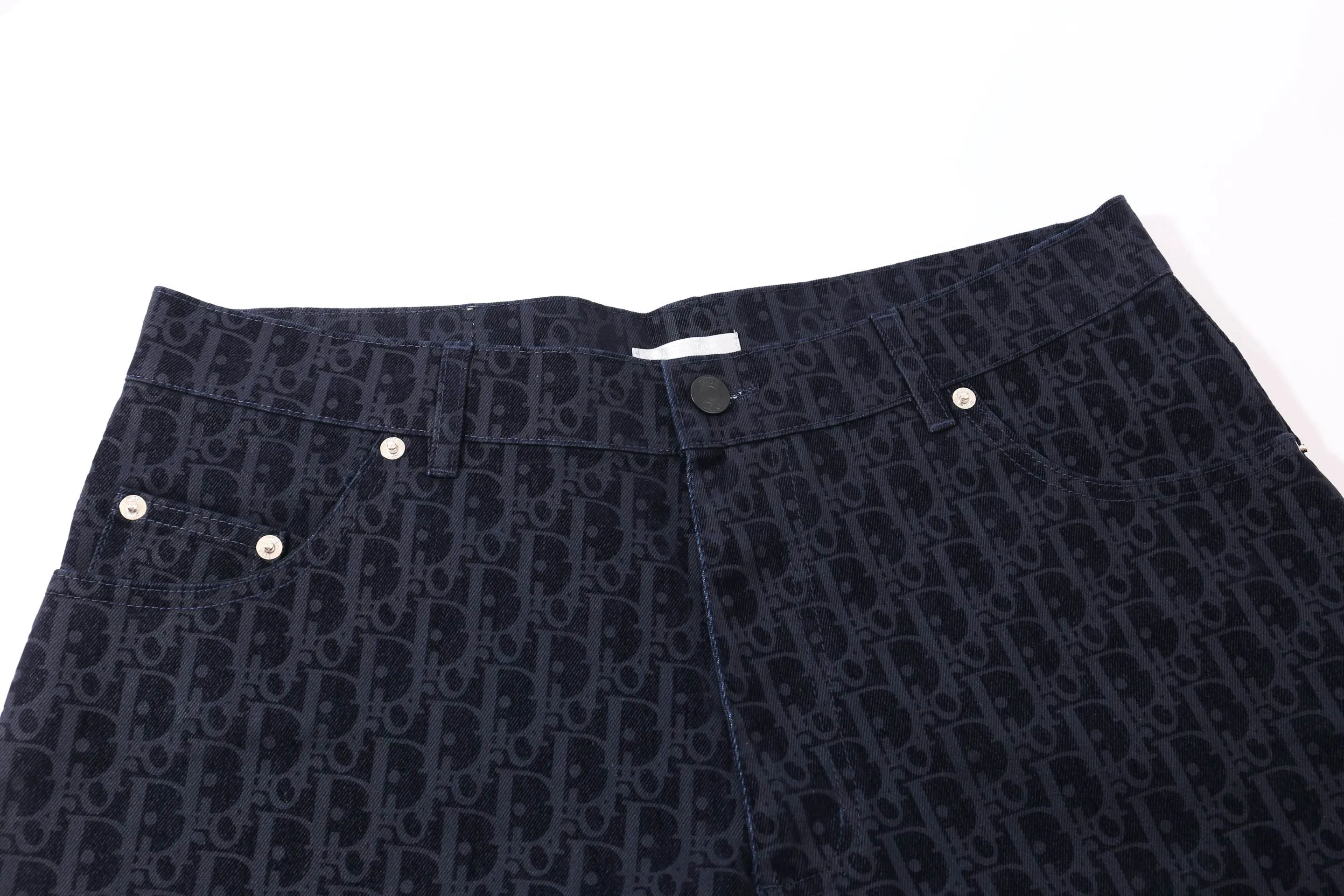 🅿️290 High-quality and new Dio Dior Year of the Snake limited edition flocked denim shorts. The classic presbyopia is reinterpreted all over the body. The snake pattern under the pockets forms the brand letters with a slight flocking effect and a three-dimensional pattern. The cotton denim fabric is low-key and dark washed. The design style is classic and easy to wear. Size:XS-L