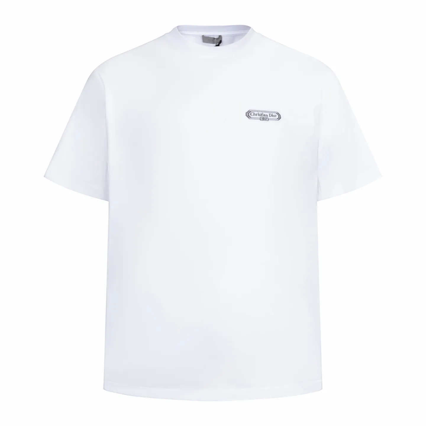 🅿️260 CD 25FW Logo Embroidered Short Sleeve The fabric is made of 24S 185g special woven compact cotton fabric, and the rib is made of 32S 300g double yarn rib. It is woven with 24 count special woven compact cotton yarn. The weaving process requires high standards and requires the use of advanced looms and high-quality raw materials. Specially woven compact cotton has many advantages, such as softness and comfort, good breathability, strong wrinkle resistance, good durability, etc.; it has a tighter, softer and more delicate texture and feel. Add exquisite details to soft fabrics through embroidery to enhance the sense of luxury; the needle-stitch embroidery process has unique style and characteristics. The number of times the stitches are repeated highlights the layering and delicacy. Needle embroidery can achieve very fine details, and the work has a strong sense of line and three-dimensionality. Size:XS-S-M-L