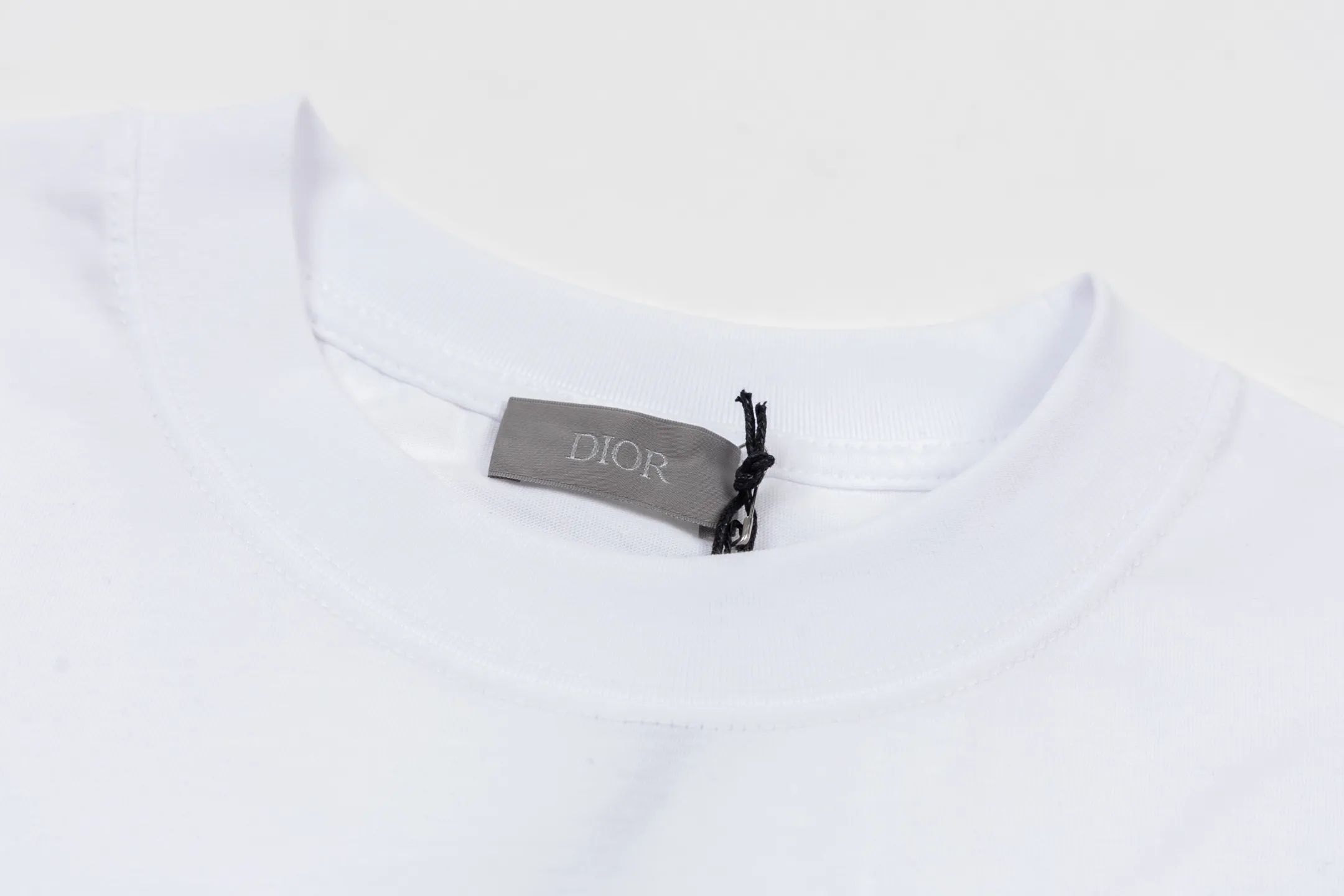 🅿️260 CD 25FW Logo Embroidered Short Sleeve The fabric is made of 24S 185g special woven compact cotton fabric, and the rib is made of 32S 300g double yarn rib. It is woven with 24 count special woven compact cotton yarn. The weaving process requires high standards and requires the use of advanced looms and high-quality raw materials. Specially woven compact cotton has many advantages, such as softness and comfort, good breathability, strong wrinkle resistance, good durability, etc.; it has a tighter, softer and more delicate texture and feel. Add exquisite details to soft fabrics through embroidery to enhance the sense of luxury; the needle-stitch embroidery process has unique style and characteristics. The number of times the stitches are repeated highlights the layering and delicacy. Needle embroidery can achieve very fine details, and the work has a strong sense of line and three-dimensionality. Size:XS-S-M-L