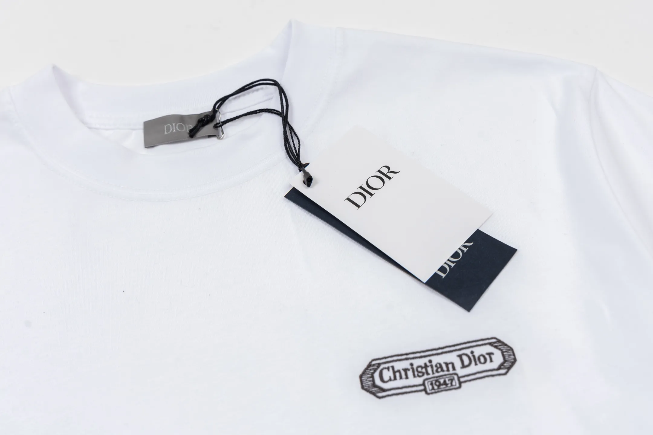 🅿️260 CD 25FW Logo Embroidered Short Sleeve The fabric is made of 24S 185g special woven compact cotton fabric, and the rib is made of 32S 300g double yarn rib. It is woven with 24 count special woven compact cotton yarn. The weaving process requires high standards and requires the use of advanced looms and high-quality raw materials. Specially woven compact cotton has many advantages, such as softness and comfort, good breathability, strong wrinkle resistance, good durability, etc.; it has a tighter, softer and more delicate texture and feel. Add exquisite details to soft fabrics through embroidery to enhance the sense of luxury; the needle-stitch embroidery process has unique style and characteristics. The number of times the stitches are repeated highlights the layering and delicacy. Needle embroidery can achieve very fine details, and the work has a strong sense of line and three-dimensionality. Size:XS-S-M-L
