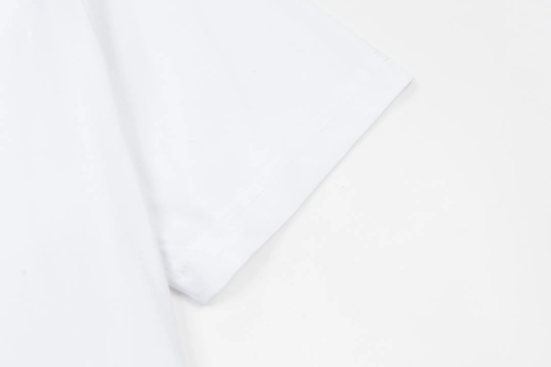 🅿️260 CD 25FW Logo Embroidered Short Sleeve The fabric is made of 24S 185g special woven compact cotton fabric, and the rib is made of 32S 300g double yarn rib. It is woven with 24 count special woven compact cotton yarn. The weaving process requires high standards and requires the use of advanced looms and high-quality raw materials. Specially woven compact cotton has many advantages, such as softness and comfort, good breathability, strong wrinkle resistance, good durability, etc.; it has a tighter, softer and more delicate texture and feel. Add exquisite details to soft fabrics through embroidery to enhance the sense of luxury; the needle-stitch embroidery process has unique style and characteristics. The number of times the stitches are repeated highlights the layering and delicacy. Needle embroidery can achieve very fine details, and the work has a strong sense of line and three-dimensionality. Size:XS-S-M-L