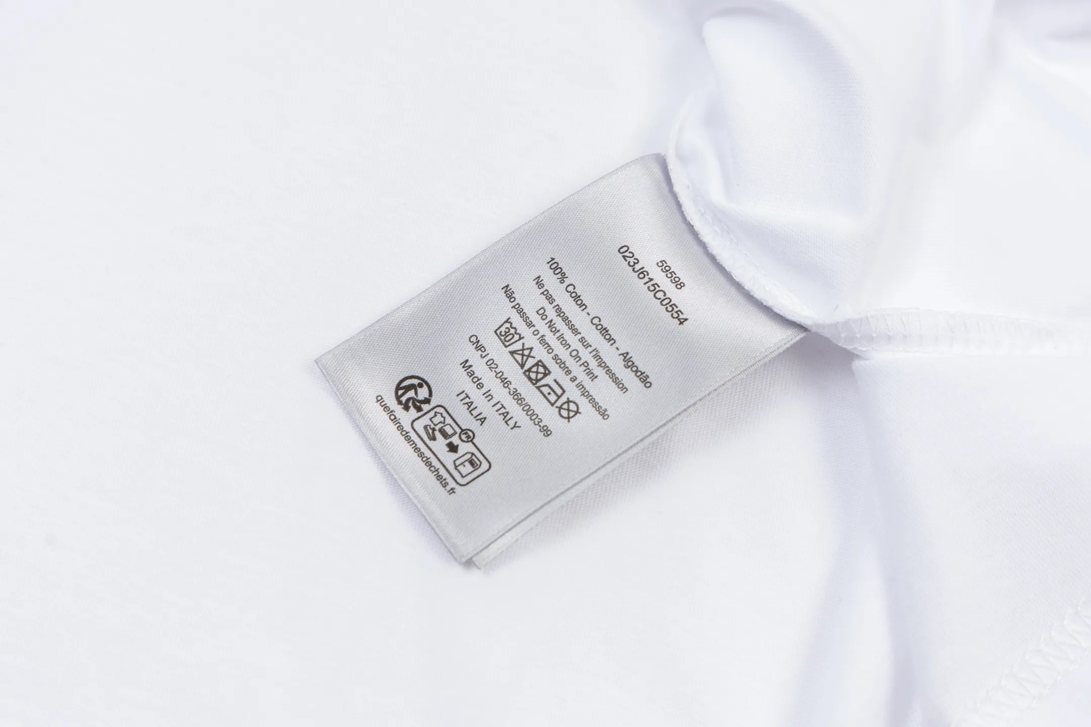 🅿️260 CD 25FW Logo Embroidered Short Sleeve The fabric is made of 24S 185g special woven compact cotton fabric, and the rib is made of 32S 300g double yarn rib. It is woven with 24 count special woven compact cotton yarn. The weaving process requires high standards and requires the use of advanced looms and high-quality raw materials. Specially woven compact cotton has many advantages, such as softness and comfort, good breathability, strong wrinkle resistance, good durability, etc.; it has a tighter, softer and more delicate texture and feel. Add exquisite details to soft fabrics through embroidery to enhance the sense of luxury; the needle-stitch embroidery process has unique style and characteristics. The number of times the stitches are repeated highlights the layering and delicacy. Needle embroidery can achieve very fine details, and the work has a strong sense of line and three-dimensionality. Size:XS-S-M-L