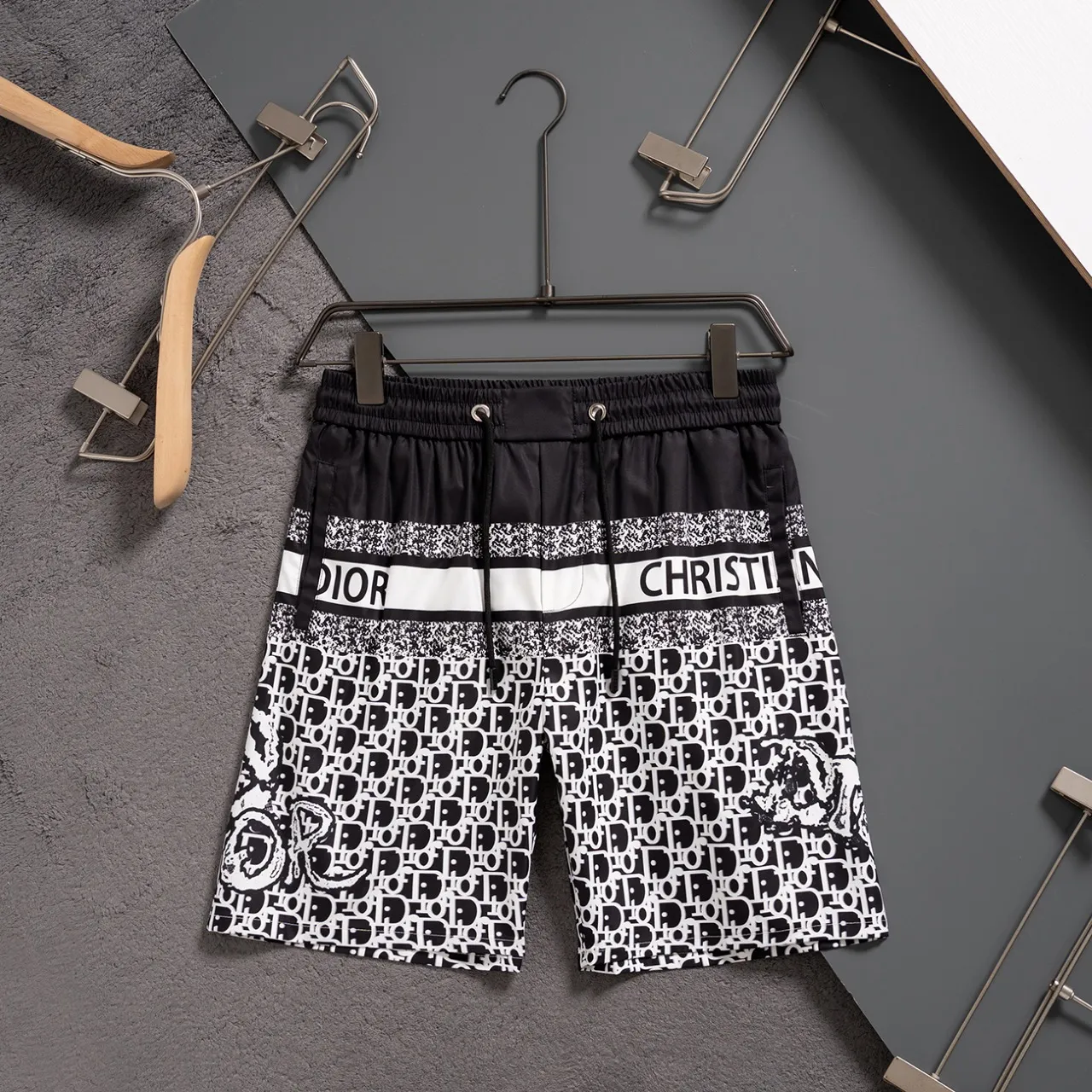 🅿️130 #V2435 [Replenishment all year round] Dior’s new classic casual beach shorts, classic plaid quick-drying three-quarter pants, the same style for men and women, the fabric is made of polyester fiber, which is stain-resistant and wrinkle-resistant, the most suitable material for going out in summer! It is guaranteed to be cool and comfortable enough at the same time. It is super stylish when you wear it casually. You can clearly see the texture when you look at the photos. It is not the general market material that can seduce a person who wants to go on vacation in a minute. It has pockets on both sides and a drawstring at the waist. It is a very practical design. The workmanship, details and fit are impeccable. It can be worn as casual pants or beach pants. It is a must-have for beach vacations, home leisure, gym equipment, morning running and night running. It is practical and functional. Color: White Black Size: M-XXXL