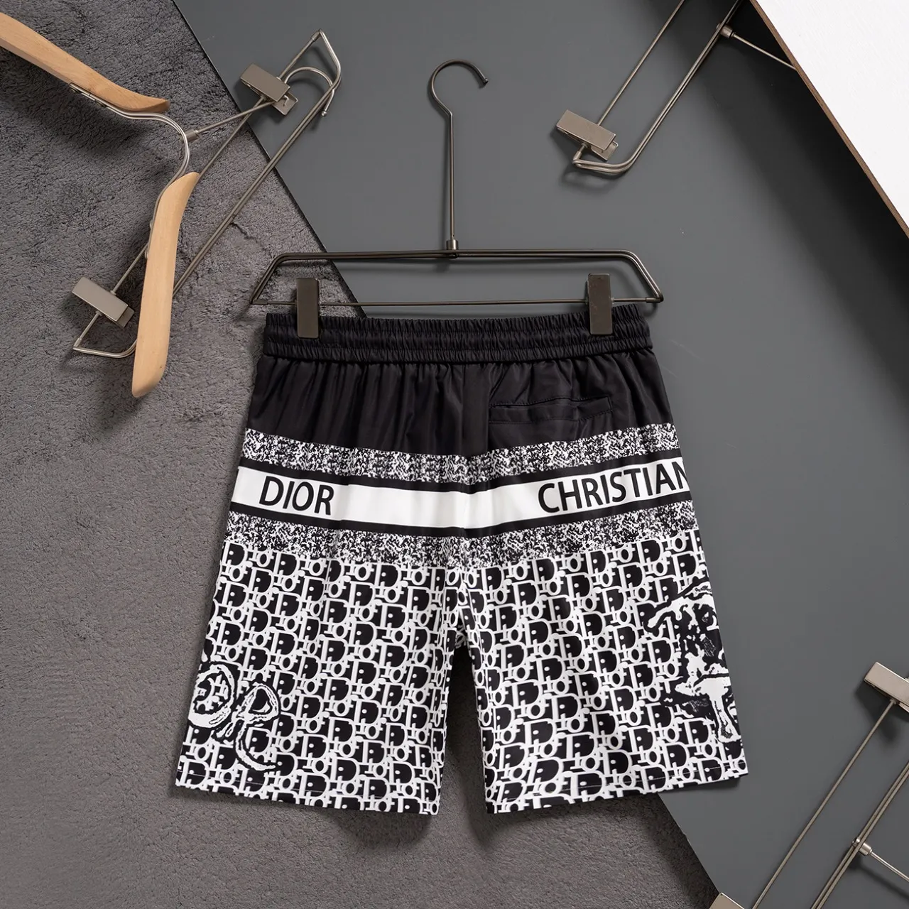 🅿️130 #V2435 [Replenishment all year round] Dior’s new classic casual beach shorts, classic plaid quick-drying three-quarter pants, the same style for men and women, the fabric is made of polyester fiber, which is stain-resistant and wrinkle-resistant, the most suitable material for going out in summer! It is guaranteed to be cool and comfortable enough at the same time. It is super stylish when you wear it casually. You can clearly see the texture when you look at the photos. It is not the general market material that can seduce a person who wants to go on vacation in a minute. It has pockets on both sides and a drawstring at the waist. It is a very practical design. The workmanship, details and fit are impeccable. It can be worn as casual pants or beach pants. It is a must-have for beach vacations, home leisure, gym equipment, morning running and night running. It is practical and functional. Color: White Black Size: M-XXXL