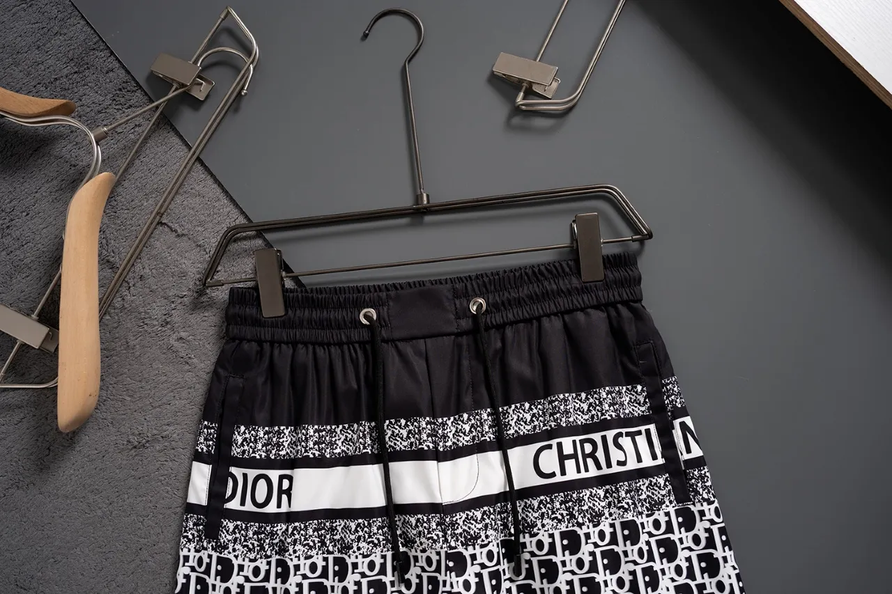 🅿️130 #V2435 [Replenishment all year round] Dior’s new classic casual beach shorts, classic plaid quick-drying three-quarter pants, the same style for men and women, the fabric is made of polyester fiber, which is stain-resistant and wrinkle-resistant, the most suitable material for going out in summer! It is guaranteed to be cool and comfortable enough at the same time. It is super stylish when you wear it casually. You can clearly see the texture when you look at the photos. It is not the general market material that can seduce a person who wants to go on vacation in a minute. It has pockets on both sides and a drawstring at the waist. It is a very practical design. The workmanship, details and fit are impeccable. It can be worn as casual pants or beach pants. It is a must-have for beach vacations, home leisure, gym equipment, morning running and night running. It is practical and functional. Color: White Black Size: M-XXXL