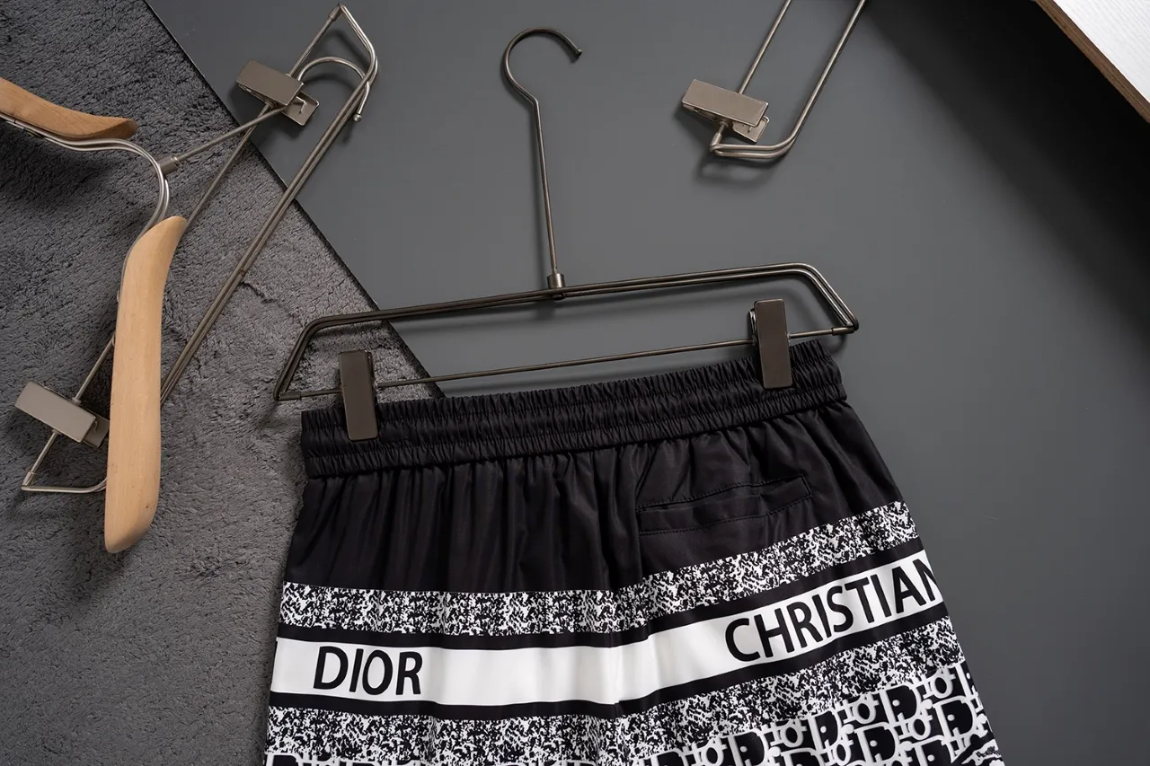 🅿️130 #V2435 [Replenishment all year round] Dior’s new classic casual beach shorts, classic plaid quick-drying three-quarter pants, the same style for men and women, the fabric is made of polyester fiber, which is stain-resistant and wrinkle-resistant, the most suitable material for going out in summer! It is guaranteed to be cool and comfortable enough at the same time. It is super stylish when you wear it casually. You can clearly see the texture when you look at the photos. It is not the general market material that can seduce a person who wants to go on vacation in a minute. It has pockets on both sides and a drawstring at the waist. It is a very practical design. The workmanship, details and fit are impeccable. It can be worn as casual pants or beach pants. It is a must-have for beach vacations, home leisure, gym equipment, morning running and night running. It is practical and functional. Color: White Black Size: M-XXXL
