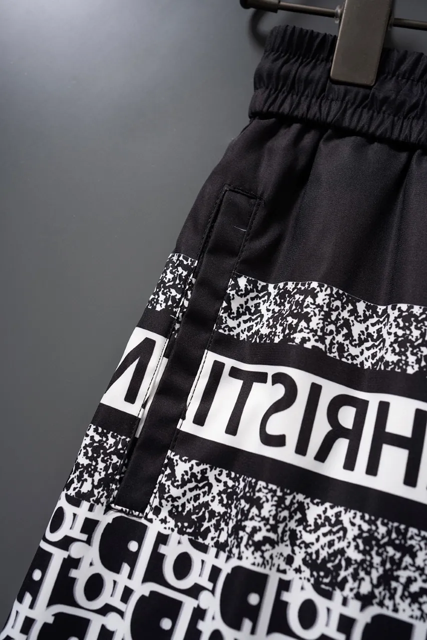 🅿️130 #V2435 [Replenishment all year round] Dior’s new classic casual beach shorts, classic plaid quick-drying three-quarter pants, the same style for men and women, the fabric is made of polyester fiber, which is stain-resistant and wrinkle-resistant, the most suitable material for going out in summer! It is guaranteed to be cool and comfortable enough at the same time. It is super stylish when you wear it casually. You can clearly see the texture when you look at the photos. It is not the general market material that can seduce a person who wants to go on vacation in a minute. It has pockets on both sides and a drawstring at the waist. It is a very practical design. The workmanship, details and fit are impeccable. It can be worn as casual pants or beach pants. It is a must-have for beach vacations, home leisure, gym equipment, morning running and night running. It is practical and functional. Color: White Black Size: M-XXXL