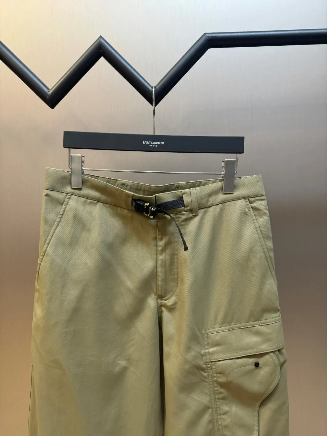 🅿️560 Dior metal buckle web trousers are made of small pique nylon fabric, customized with exclusive warp pulling on the beam to make a jacquard pan head, high-speed rapier weaving, matching 60s twill imitation Tencel cotton lining, and custom-made waistband hardware locks. The parts are hand-sprayed with glossy black paint, laser engraved with letters, side pockets with CD lettering and lacquered snap buttons, silicone stamp on the rear panel, scanned the original version and made three template corrections, 3D printed and molded in one step size: 44.46.48.50