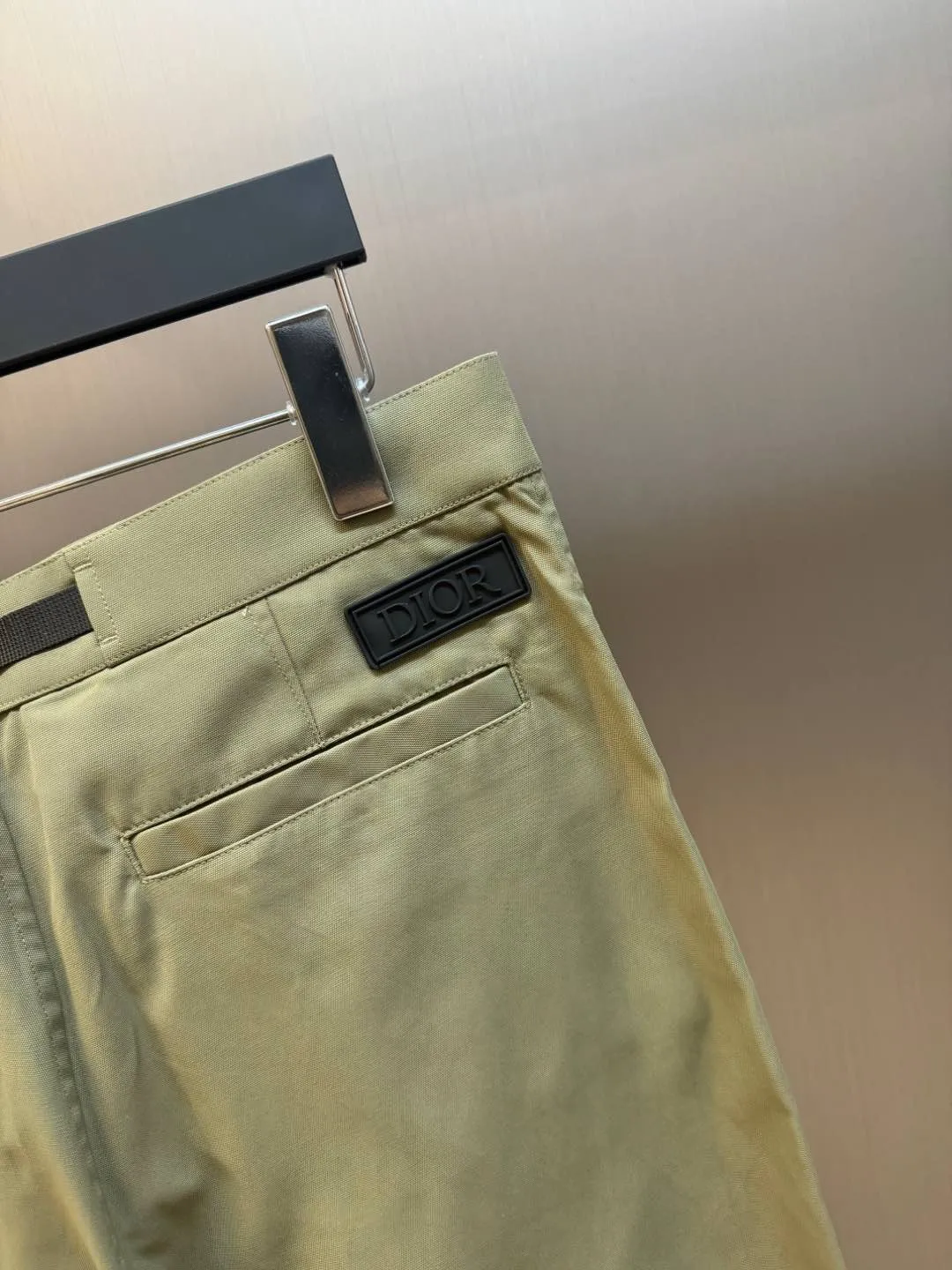 🅿️560 Dior metal buckle web trousers are made of small pique nylon fabric, customized with exclusive warp pulling on the beam to make a jacquard pan head, high-speed rapier weaving, matching 60s twill imitation Tencel cotton lining, and custom-made waistband hardware locks. The parts are hand-sprayed with glossy black paint, laser engraved with letters, side pockets with CD lettering and lacquered snap buttons, silicone stamp on the rear panel, scanned the original version and made three template corrections, 3D printed and molded in one step size: 44.46.48.50
