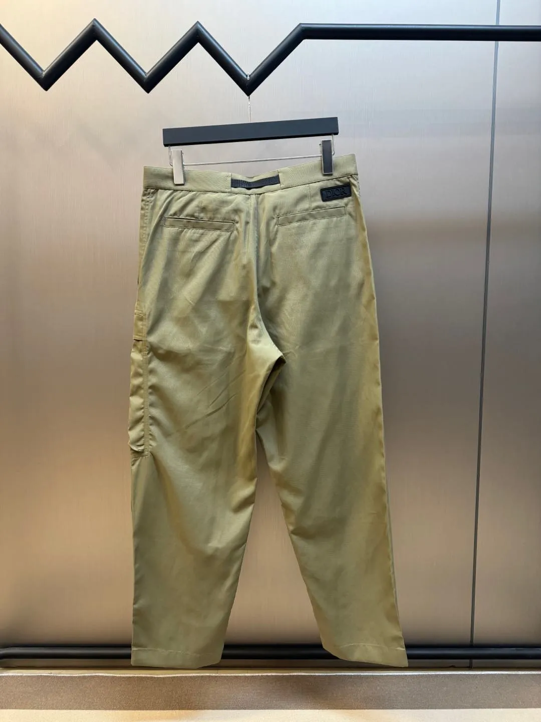 🅿️560 Dior metal buckle web trousers are made of small pique nylon fabric, customized with exclusive warp pulling on the beam to make a jacquard pan head, high-speed rapier weaving, matching 60s twill imitation Tencel cotton lining, and custom-made waistband hardware locks. The parts are hand-sprayed with glossy black paint, laser engraved with letters, side pockets with CD lettering and lacquered snap buttons, silicone stamp on the rear panel, scanned the original version and made three template corrections, 3D printed and molded in one step size: 44.46.48.50