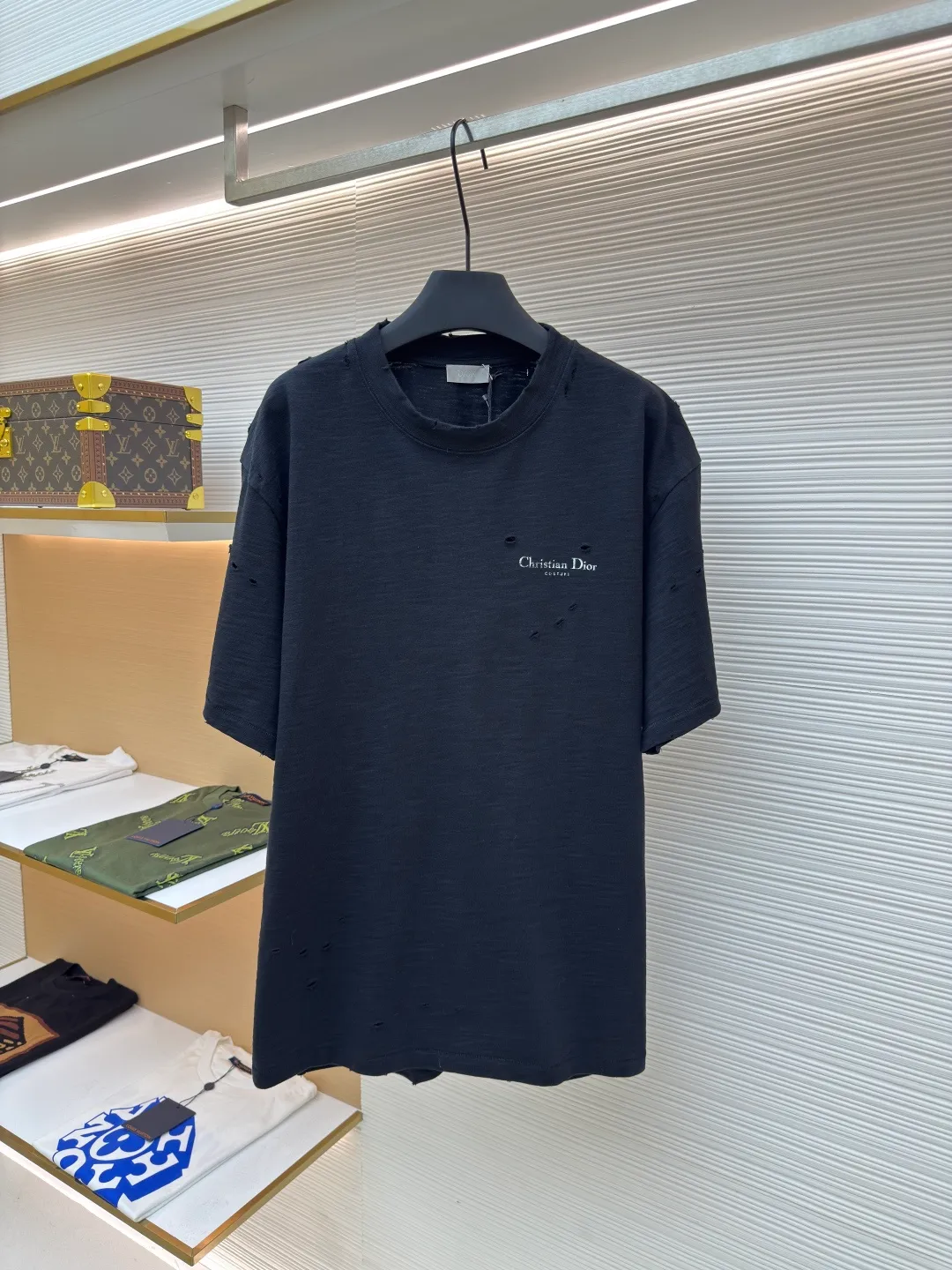 Dior hole letter printed T-shirt ●Authentic product: Purchased and developed for 8400 ●Item number: 1680533-A35 ●Fabric: slub plain fabric ●Technology: printing production ●Version: fitted version ●Weight: about 420 grams ●Size: XS-S-M-L ●Description: Fabric used The round collar is positioned on a flat car, and the front and rear panels are printed with hand-plated screen glue. The film is engraved with laser dots to create the effect of hollowing out and missing letters. The side of the garment is designed to be bifurcated by a flat car. The hem of the front and rear panels is cut using a special toe-picking machine to create a hollow effect on the surface. The entire garment is manually positioned and cut with holes, and the garment is fermented and washed to create a nostalgic effect. The overall workmanship is very complicated. The embroidery is made with heat-capacitive glue and needs to be hot-glued to ensure quality. The checkerboard pattern needs to be positioned correctly, so the speed is relatively slow. Each process of the entire garment is slow and time-consuming. The overall wiring is straight and delicate, the fabric is comfortable and soft, and the color is consistent without color difference. It can be matched with the same style to create a fashionable look, and can be used in various occasions. Customized accessories, three complete standards, the same style for men and women!