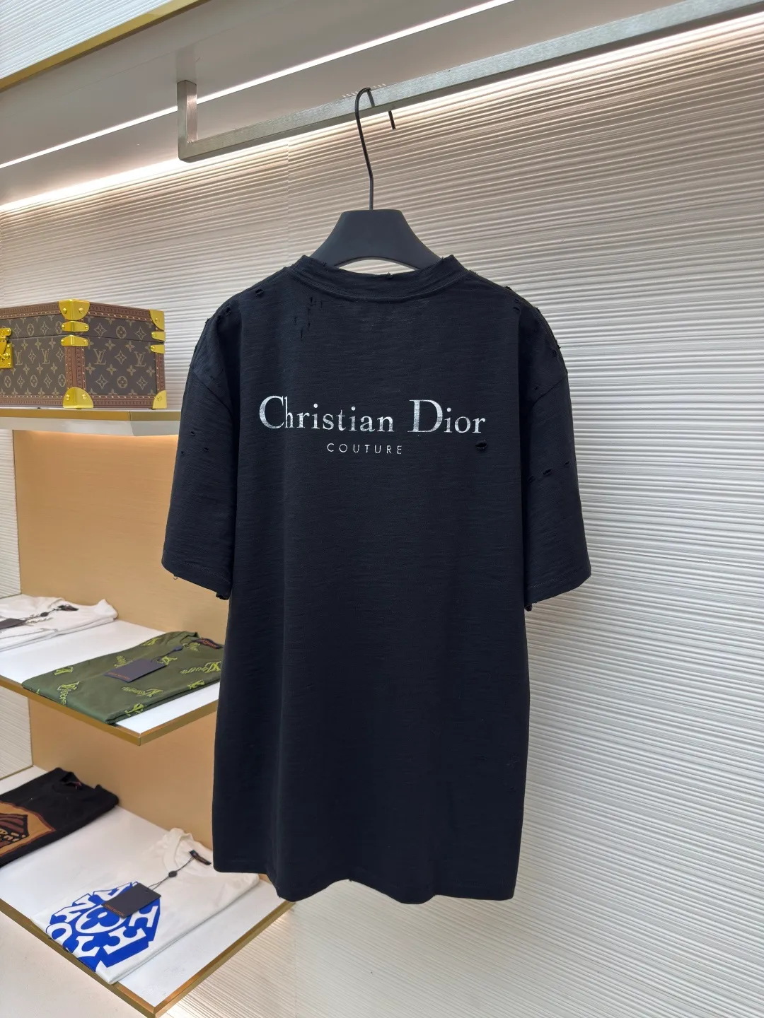 Dior hole letter printed T-shirt ●Authentic product: Purchased and developed for 8400 ●Item number: 1680533-A35 ●Fabric: slub plain fabric ●Technology: printing production ●Version: fitted version ●Weight: about 420 grams ●Size: XS-S-M-L ●Description: Fabric used The round collar is positioned on a flat car, and the front and rear panels are printed with hand-plated screen glue. The film is engraved with laser dots to create the effect of hollowing out and missing letters. The side of the garment is designed to be bifurcated by a flat car. The hem of the front and rear panels is cut using a special toe-picking machine to create a hollow effect on the surface. The entire garment is manually positioned and cut with holes, and the garment is fermented and washed to create a nostalgic effect. The overall workmanship is very complicated. The embroidery is made with heat-capacitive glue and needs to be hot-glued to ensure quality. The checkerboard pattern needs to be positioned correctly, so the speed is relatively slow. Each process of the entire garment is slow and time-consuming. The overall wiring is straight and delicate, the fabric is comfortable and soft, and the color is consistent without color difference. It can be matched with the same style to create a fashionable look, and can be used in various occasions. Customized accessories, three complete standards, the same style for men and women!