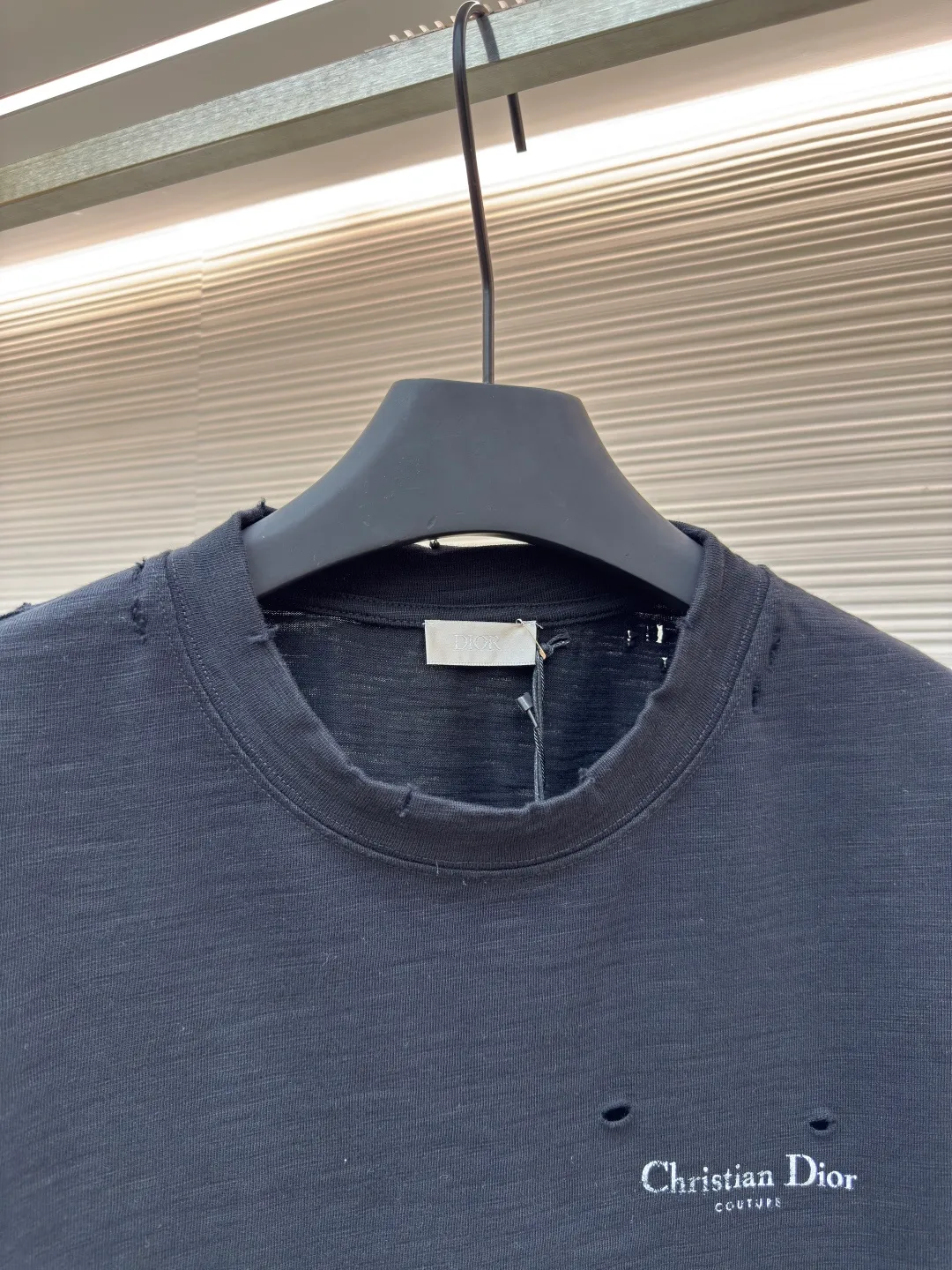 Dior hole letter printed T-shirt ●Authentic product: Purchased and developed for 8400 ●Item number: 1680533-A35 ●Fabric: slub plain fabric ●Technology: printing production ●Version: fitted version ●Weight: about 420 grams ●Size: XS-S-M-L ●Description: Fabric used The round collar is positioned on a flat car, and the front and rear panels are printed with hand-plated screen glue. The film is engraved with laser dots to create the effect of hollowing out and missing letters. The side of the garment is designed to be bifurcated by a flat car. The hem of the front and rear panels is cut using a special toe-picking machine to create a hollow effect on the surface. The entire garment is manually positioned and cut with holes, and the garment is fermented and washed to create a nostalgic effect. The overall workmanship is very complicated. The embroidery is made with heat-capacitive glue and needs to be hot-glued to ensure quality. The checkerboard pattern needs to be positioned correctly, so the speed is relatively slow. Each process of the entire garment is slow and time-consuming. The overall wiring is straight and delicate, the fabric is comfortable and soft, and the color is consistent without color difference. It can be matched with the same style to create a fashionable look, and can be used in various occasions. Customized accessories, three complete standards, the same style for men and women!