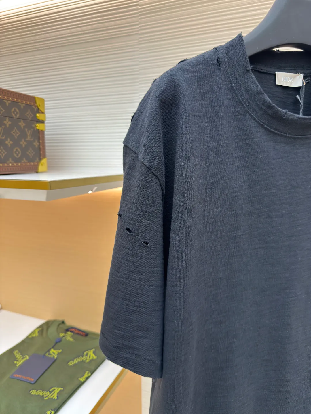 Dior hole letter printed T-shirt ●Authentic product: Purchased and developed for 8400 ●Item number: 1680533-A35 ●Fabric: slub plain fabric ●Technology: printing production ●Version: fitted version ●Weight: about 420 grams ●Size: XS-S-M-L ●Description: Fabric used The round collar is positioned on a flat car, and the front and rear panels are printed with hand-plated screen glue. The film is engraved with laser dots to create the effect of hollowing out and missing letters. The side of the garment is designed to be bifurcated by a flat car. The hem of the front and rear panels is cut using a special toe-picking machine to create a hollow effect on the surface. The entire garment is manually positioned and cut with holes, and the garment is fermented and washed to create a nostalgic effect. The overall workmanship is very complicated. The embroidery is made with heat-capacitive glue and needs to be hot-glued to ensure quality. The checkerboard pattern needs to be positioned correctly, so the speed is relatively slow. Each process of the entire garment is slow and time-consuming. The overall wiring is straight and delicate, the fabric is comfortable and soft, and the color is consistent without color difference. It can be matched with the same style to create a fashionable look, and can be used in various occasions. Customized accessories, three complete standards, the same style for men and women!