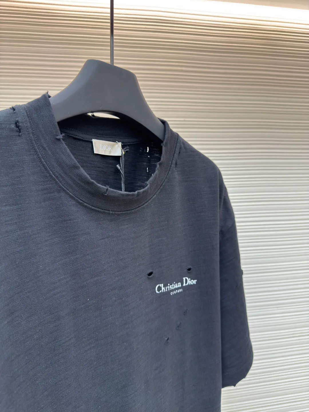 Dior hole letter printed T-shirt ●Authentic product: Purchased and developed for 8400 ●Item number: 1680533-A35 ●Fabric: slub plain fabric ●Technology: printing production ●Version: fitted version ●Weight: about 420 grams ●Size: XS-S-M-L ●Description: Fabric used The round collar is positioned on a flat car, and the front and rear panels are printed with hand-plated screen glue. The film is engraved with laser dots to create the effect of hollowing out and missing letters. The side of the garment is designed to be bifurcated by a flat car. The hem of the front and rear panels is cut using a special toe-picking machine to create a hollow effect on the surface. The entire garment is manually positioned and cut with holes, and the garment is fermented and washed to create a nostalgic effect. The overall workmanship is very complicated. The embroidery is made with heat-capacitive glue and needs to be hot-glued to ensure quality. The checkerboard pattern needs to be positioned correctly, so the speed is relatively slow. Each process of the entire garment is slow and time-consuming. The overall wiring is straight and delicate, the fabric is comfortable and soft, and the color is consistent without color difference. It can be matched with the same style to create a fashionable look, and can be used in various occasions. Customized accessories, three complete standards, the same style for men and women!