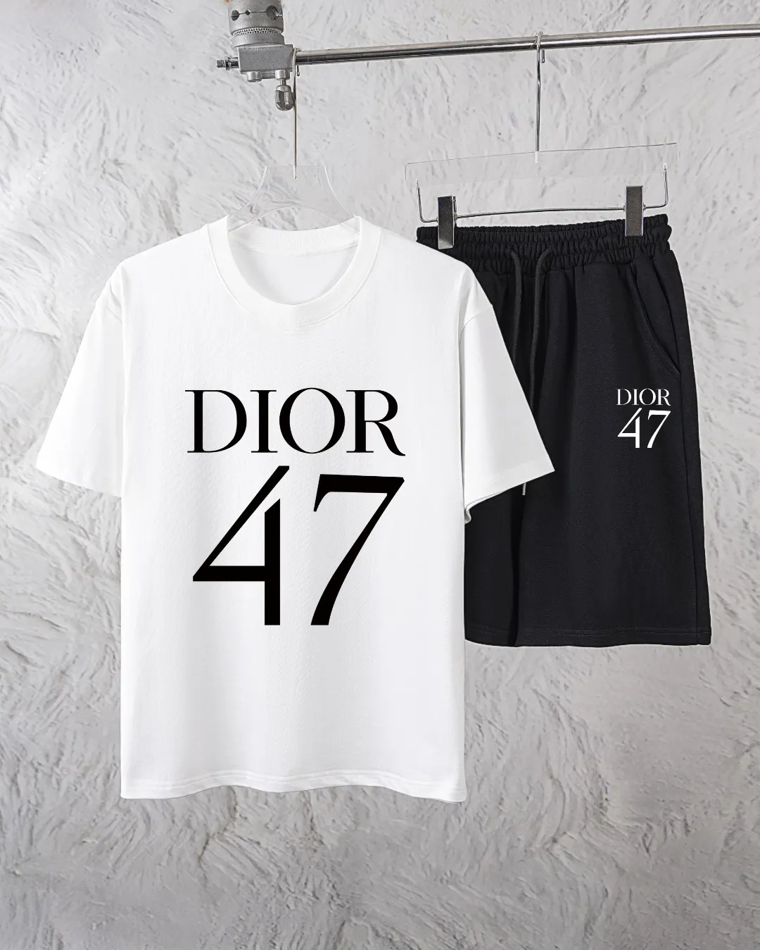 🅿️300 Dior Exclusively provides new trendy men’s fashionable round neck short-sleeved shorts suits, trendy and fashionable casual short-sleeved suits! It has high breathability and comfort, impeccable details, and brand element design concept, reflecting high quality. It presents a casual cut and the upper body shape is great! Material: 250g Xinjiang long-staple cotton short sleeves + 360g pure cotton terry shorts Size: S M L Due to manual measurement, there is a deviation of about 1-3CM in size.