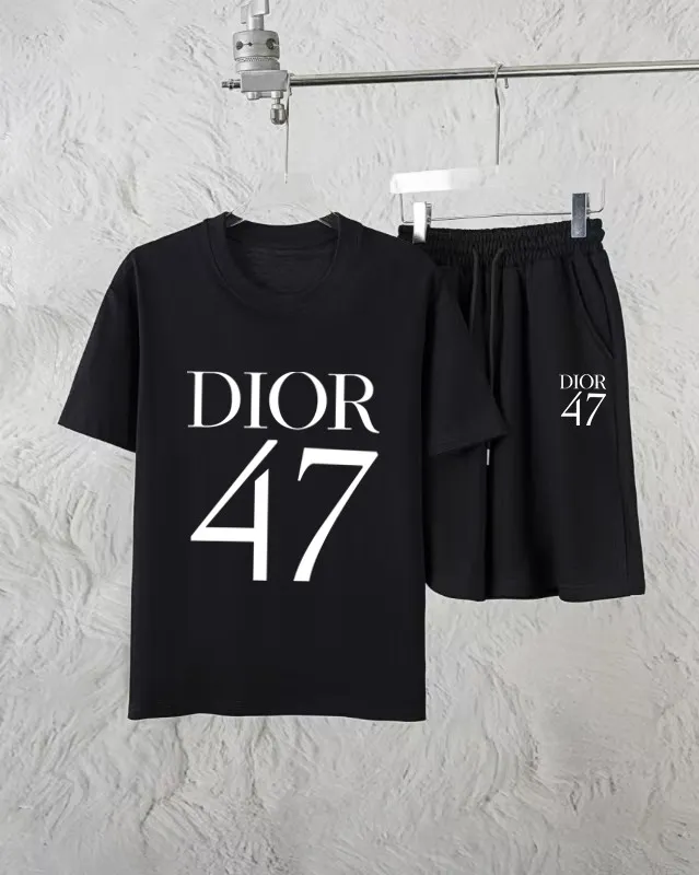 🅿️300 Dior Exclusively provides new trendy men’s fashionable round neck short-sleeved shorts suits, trendy and fashionable casual short-sleeved suits! It has high breathability and comfort, impeccable details, and brand element design concept, reflecting high quality. It presents a casual cut and the upper body shape is great! Material: 250g Xinjiang long-staple cotton short sleeves + 360g pure cotton terry shorts Size: S M L Due to manual measurement, there is a deviation of about 1-3CM in size.