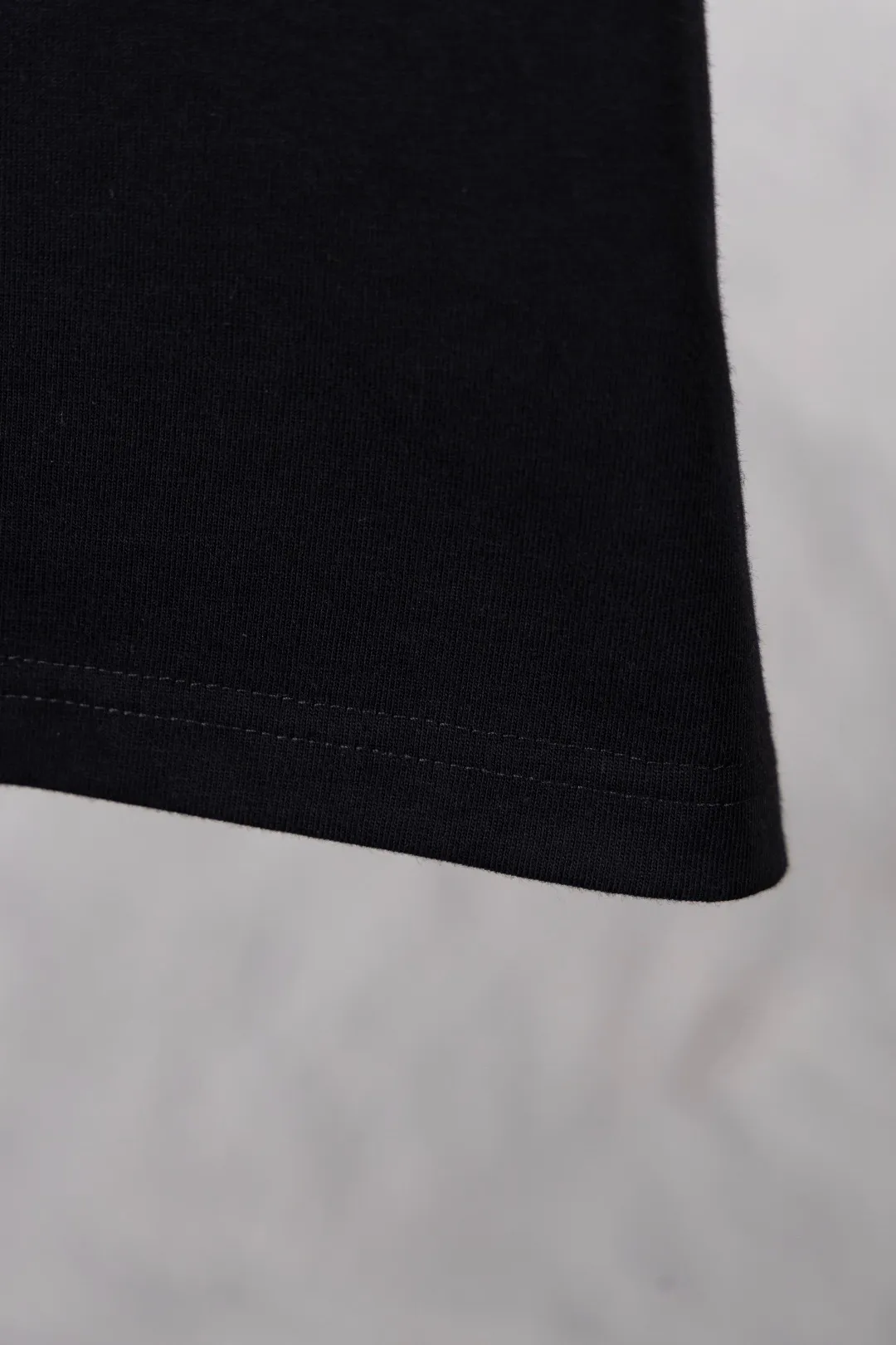 🅿️300 Dior Exclusively provides new trendy men’s fashionable round neck short-sleeved shorts suits, trendy and fashionable casual short-sleeved suits! It has high breathability and comfort, impeccable details, and brand element design concept, reflecting high quality. It presents a casual cut and the upper body shape is great! Material: 250g Xinjiang long-staple cotton short sleeves + 360g pure cotton terry shorts Size: S M L Due to manual measurement, there is a deviation of about 1-3CM in size.