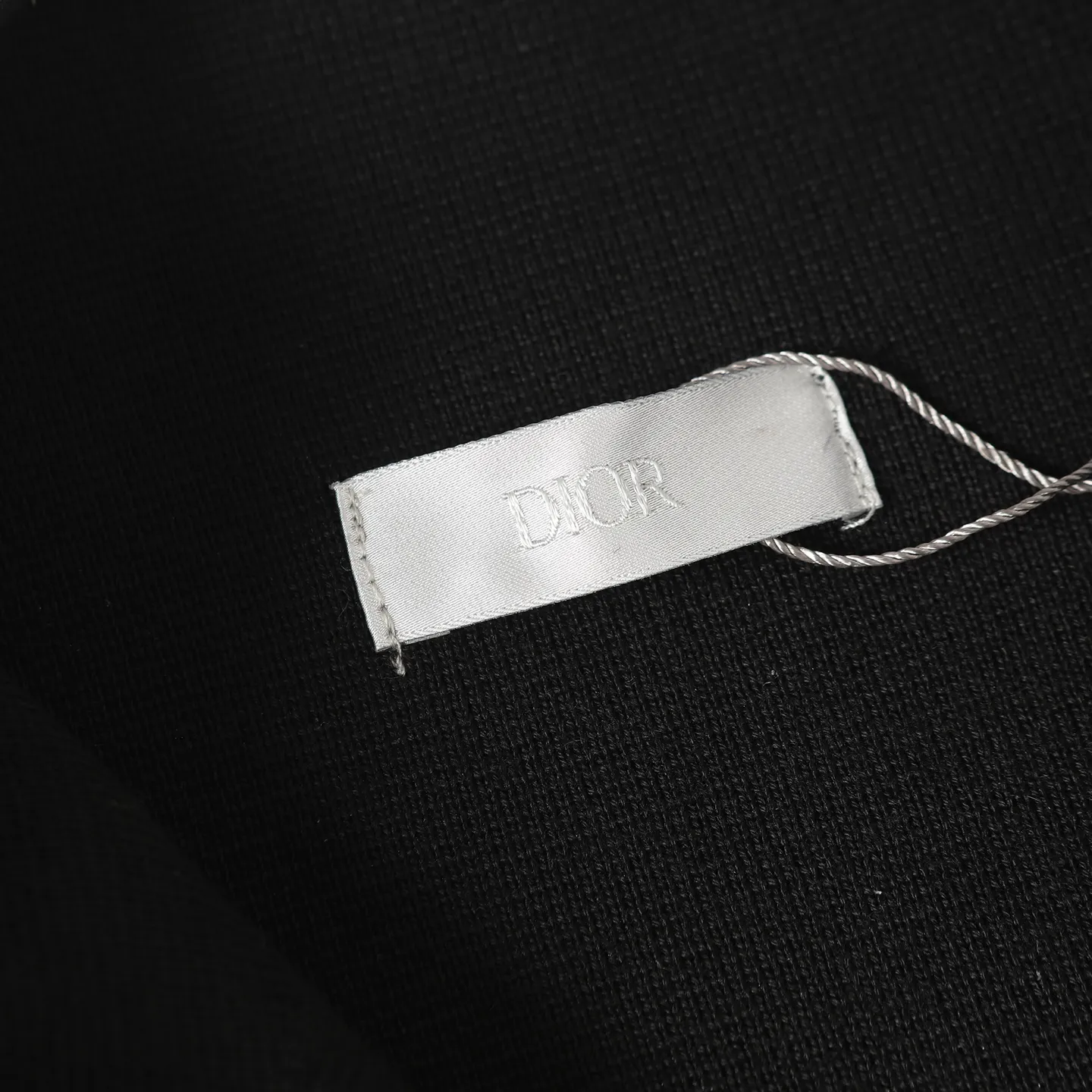 🅿️470 Dior CD letter new woolen jacket The original 15594 was purchased and developed, using 48 counts of ultra-fine 50% wool and 50% cotton blended yarn. It uses an imported 14-gauge wool loom to double-sided three-dimensional weaving. A single piece takes 270 minutes per piece. The letters on the chest are molded and customized with silicone three-dimensional relief embossing technology. The No. 5 thread double-pull letter zipper is customized. The overall routing is straight and delicate, the fabric is comfortable and soft, and the color is consistent without color difference. It can be matched with the same style to create a fashionable look, and can be used in various occasions. Customized accessories, complete with three standards, same style for men and women! Size: S M L XL