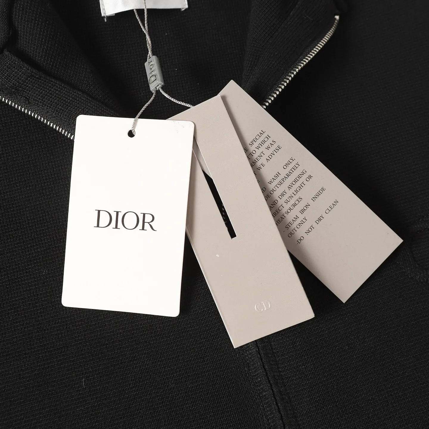 🅿️470 Dior CD letter new woolen jacket The original 15594 was purchased and developed, using 48 counts of ultra-fine 50% wool and 50% cotton blended yarn. It uses an imported 14-gauge wool loom to double-sided three-dimensional weaving. A single piece takes 270 minutes per piece. The letters on the chest are molded and customized with silicone three-dimensional relief embossing technology. The No. 5 thread double-pull letter zipper is customized. The overall routing is straight and delicate, the fabric is comfortable and soft, and the color is consistent without color difference. It can be matched with the same style to create a fashionable look, and can be used in various occasions. Customized accessories, complete with three standards, same style for men and women! Size: S M L XL