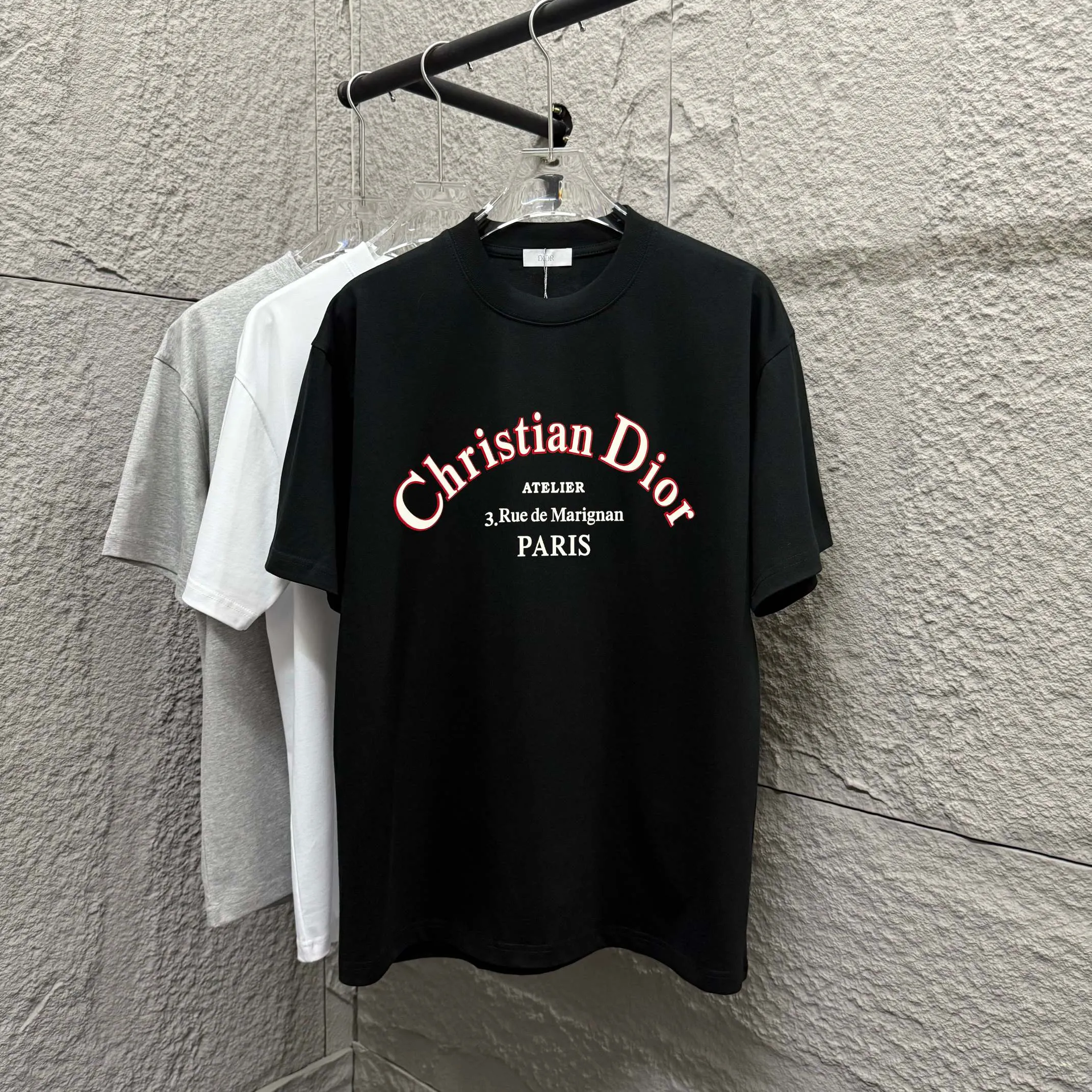 🅿️190 Dio* Dior 2025 spring and summer new style Classic letter flocking technology + three-dimensional silicone Simple and elegant Customized double yarn plain cotton fabric Short-sleeved T-shirt Unisex Color: Black White Size: S (90-130 catties) M (120-150 catties) L (140-165 catties) XL (160-180 catties) XXL (180-210 pounds)