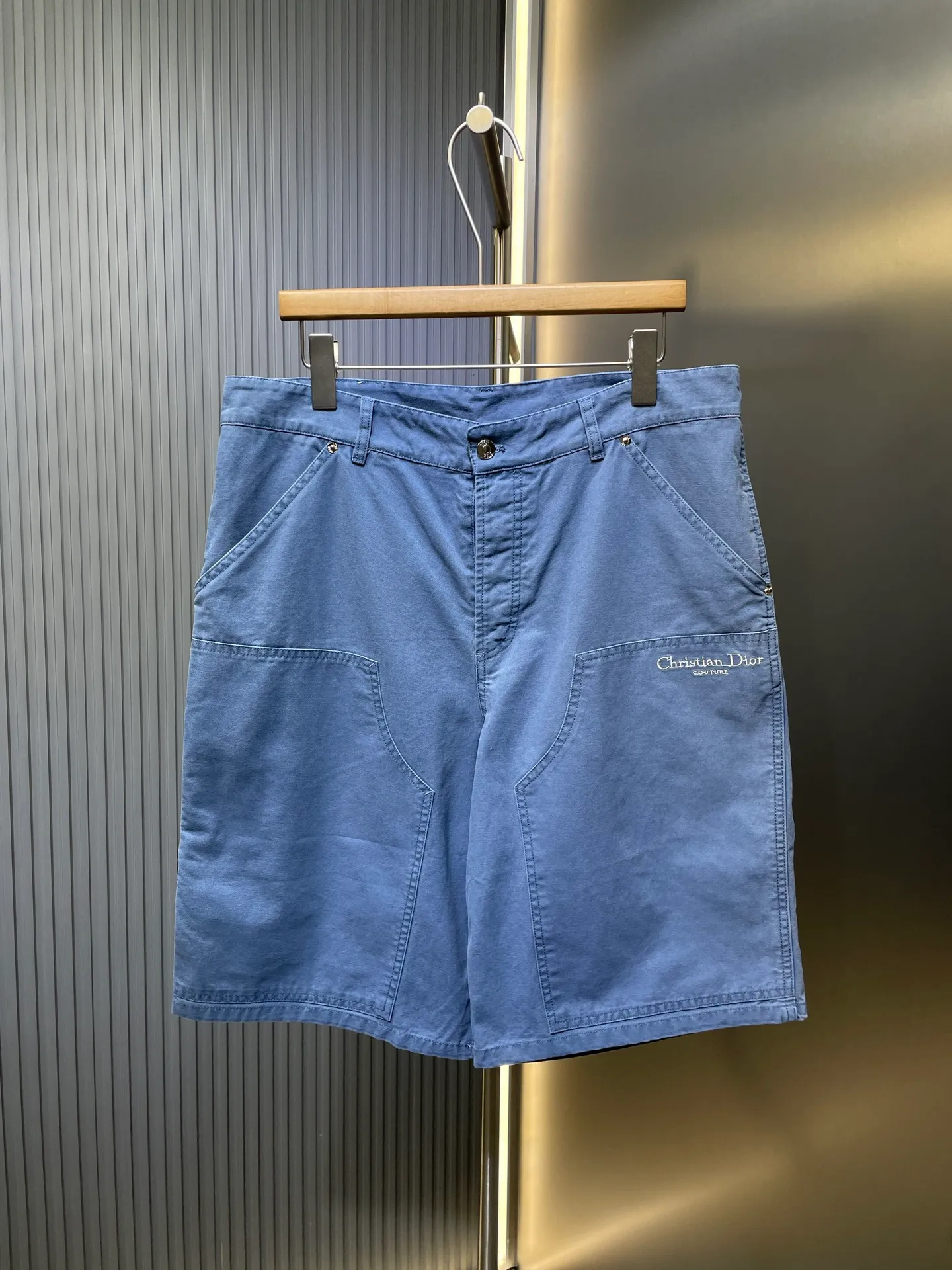 🅿️420 dior 🌟【Top original order】Embroidered letter shorts process description: The fabric is made of customized blue cotton fabric, engraved hardware buttons, classic letter logo embroidery, with gray leather tag on the back side, the overall routing is straight and delicate, the fabric is comfortable and soft, the color is consistent and no color difference. It can be matched with the same style to create a fashionable look, control various occasions, customized accessories, complete three labels, the same style for men and women! ⚠️Color: Blue ⚠️ Size: 46 48 50 52