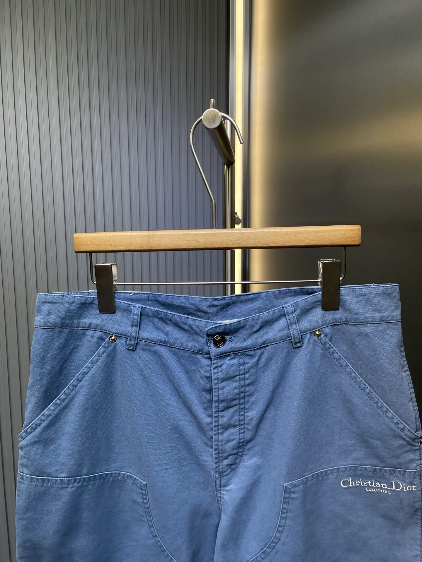 🅿️420 dior 🌟【Top original order】Embroidered letter shorts process description: The fabric is made of customized blue cotton fabric, engraved hardware buttons, classic letter logo embroidery, with gray leather tag on the back side, the overall routing is straight and delicate, the fabric is comfortable and soft, the color is consistent and no color difference. It can be matched with the same style to create a fashionable look, control various occasions, customized accessories, complete three labels, the same style for men and women! ⚠️Color: Blue ⚠️ Size: 46 48 50 52