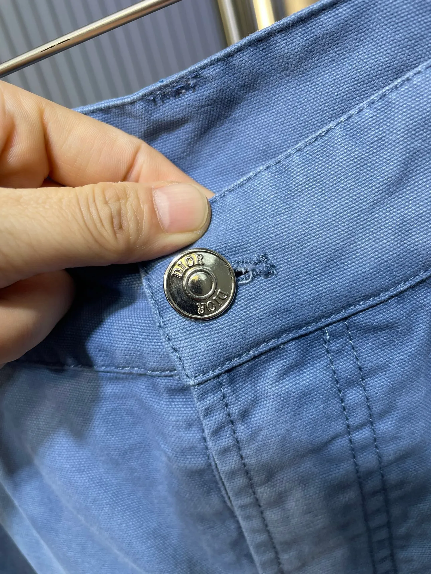 🅿️420 dior 🌟【Top original order】Embroidered letter shorts process description: The fabric is made of customized blue cotton fabric, engraved hardware buttons, classic letter logo embroidery, with gray leather tag on the back side, the overall routing is straight and delicate, the fabric is comfortable and soft, the color is consistent and no color difference. It can be matched with the same style to create a fashionable look, control various occasions, customized accessories, complete three labels, the same style for men and women! ⚠️Color: Blue ⚠️ Size: 46 48 50 52