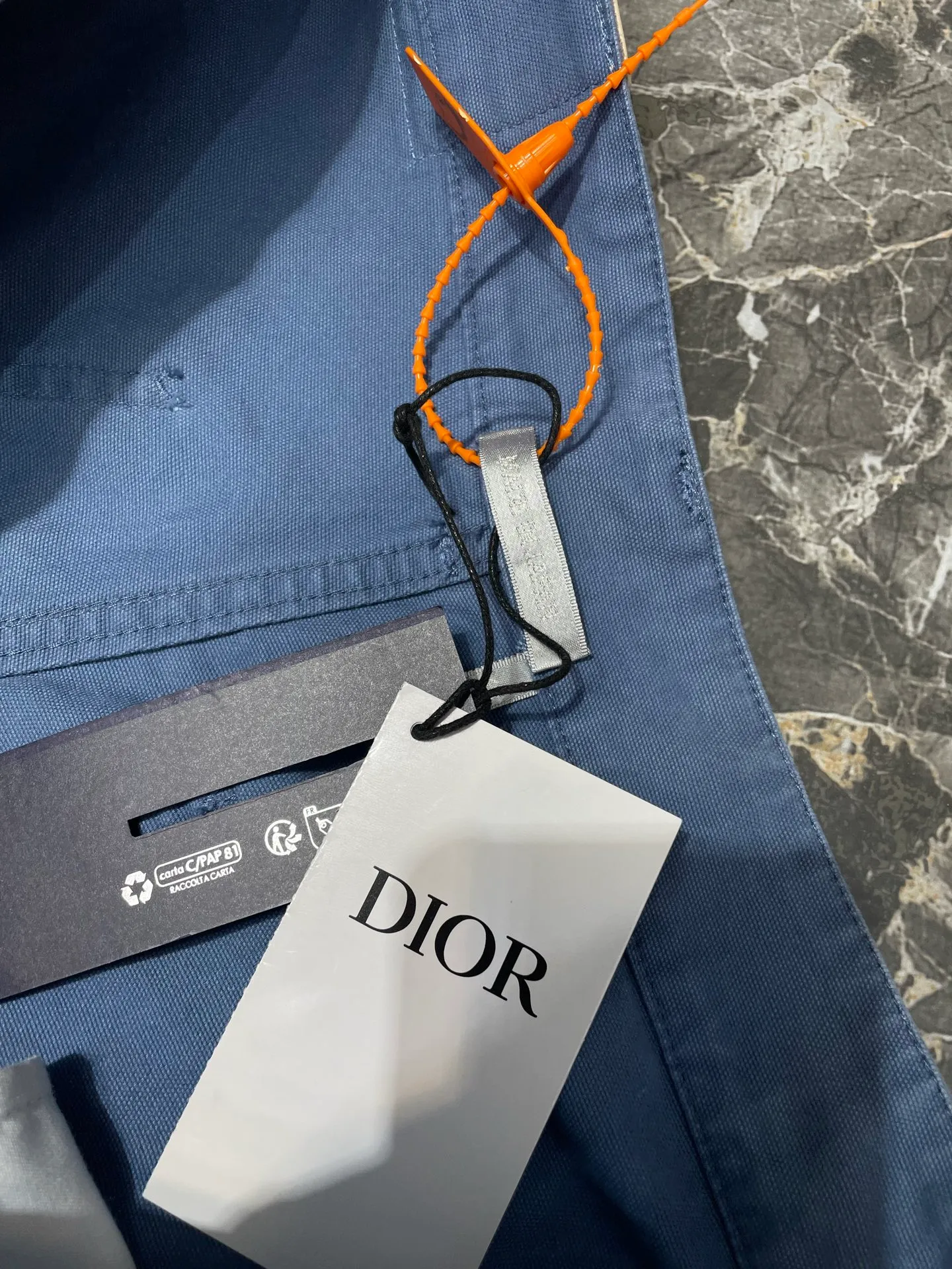 🅿️420 dior 🌟【Top original order】Embroidered letter shorts process description: The fabric is made of customized blue cotton fabric, engraved hardware buttons, classic letter logo embroidery, with gray leather tag on the back side, the overall routing is straight and delicate, the fabric is comfortable and soft, the color is consistent and no color difference. It can be matched with the same style to create a fashionable look, control various occasions, customized accessories, complete three labels, the same style for men and women! ⚠️Color: Blue ⚠️ Size: 46 48 50 52