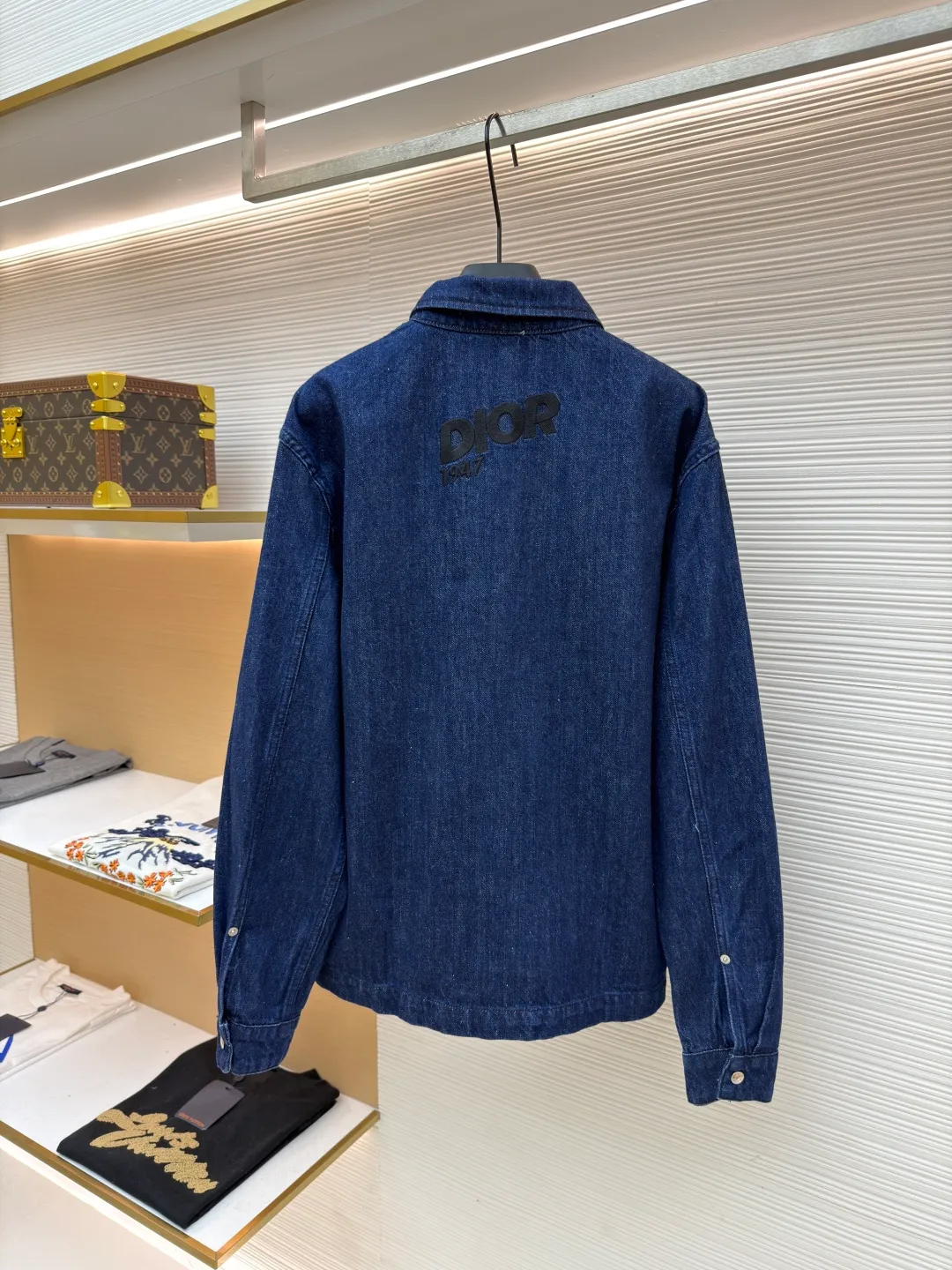 Dior black letter embroidered jacket denim shirt ●Original version: Purchased and developed by 12599 ●Item number: 1681538-B45 ●Material: denim fabric ●Technology: Soft washable production ●Color: blue ●Version: fitted version ●Weight: about 790 grams ●Size: 44-46-48-50 ●Description: This product is made of blue cotton denim. The fabric is woven using high-count cotton yarn. The finished garment effect is achieved through stone washing and finishing process. Special fabric treatments retain denim's classic look and durability while reducing its traditional heavy, stiff stereotype, making it more suitable as a spring outerwear shirt. The embroidery is applied to the breast pockets and back, using a process that combines black embroidery thread with flat stitch three-dimensional embroidery to present the delicate layers and outline lines of the letters. Its precise stitching creates a tense contrast with the rough texture of the jeans. The brand letter logo is matte and needle embroidered, and the contrasting matte embroidery thread material is used for the version to best restore the same effect as the original version. The embroidery is very fine and dense, and by controlling the direction and tightness of the embroidery thread, the embroidery thread forms different bends and heights on the embroidery cloth. Combined with encryption processing to increase the three-dimensional effect, it has a convex feel and a strong three-dimensional effect, and the embroidery body has a subtle matte visual texture. General washing is a common denim washing process, mainly used to remove impurities and floating colors on the surface of denim. In the general washing process, water and detergent are usually used for cleaning. Through gentle scrubbing and rinsing, the denim becomes softer and cleaner. The overall wiring is straight and delicate, the fabric is comfortable and soft, and the color is consistent without color difference. It can be matched with the same style to create a fashionable look and control various occasions. Customized accessories, complete with three standards, same style for men and women!