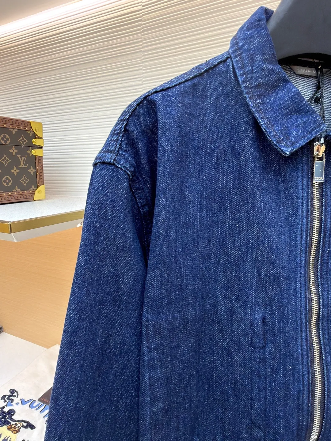 Dior black letter embroidered jacket denim shirt ●Original version: Purchased and developed by 12599 ●Item number: 1681538-B45 ●Material: denim fabric ●Technology: Soft washable production ●Color: blue ●Version: fitted version ●Weight: about 790 grams ●Size: 44-46-48-50 ●Description: This product is made of blue cotton denim. The fabric is woven using high-count cotton yarn. The finished garment effect is achieved through stone washing and finishing process. Special fabric treatments retain denim's classic look and durability while reducing its traditional heavy, stiff stereotype, making it more suitable as a spring outerwear shirt. The embroidery is applied to the breast pockets and back, using a process that combines black embroidery thread with flat stitch three-dimensional embroidery to present the delicate layers and outline lines of the letters. Its precise stitching creates a tense contrast with the rough texture of the jeans. The brand letter logo is matte and needle embroidered, and the contrasting matte embroidery thread material is used for the version to best restore the same effect as the original version. The embroidery is very fine and dense, and by controlling the direction and tightness of the embroidery thread, the embroidery thread forms different bends and heights on the embroidery cloth. Combined with encryption processing to increase the three-dimensional effect, it has a convex feel and a strong three-dimensional effect, and the embroidery body has a subtle matte visual texture. General washing is a common denim washing process, mainly used to remove impurities and floating colors on the surface of denim. In the general washing process, water and detergent are usually used for cleaning. Through gentle scrubbing and rinsing, the denim becomes softer and cleaner. The overall wiring is straight and delicate, the fabric is comfortable and soft, and the color is consistent without color difference. It can be matched with the same style to create a fashionable look and control various occasions. Customized accessories, complete with three standards, same style for men and women!