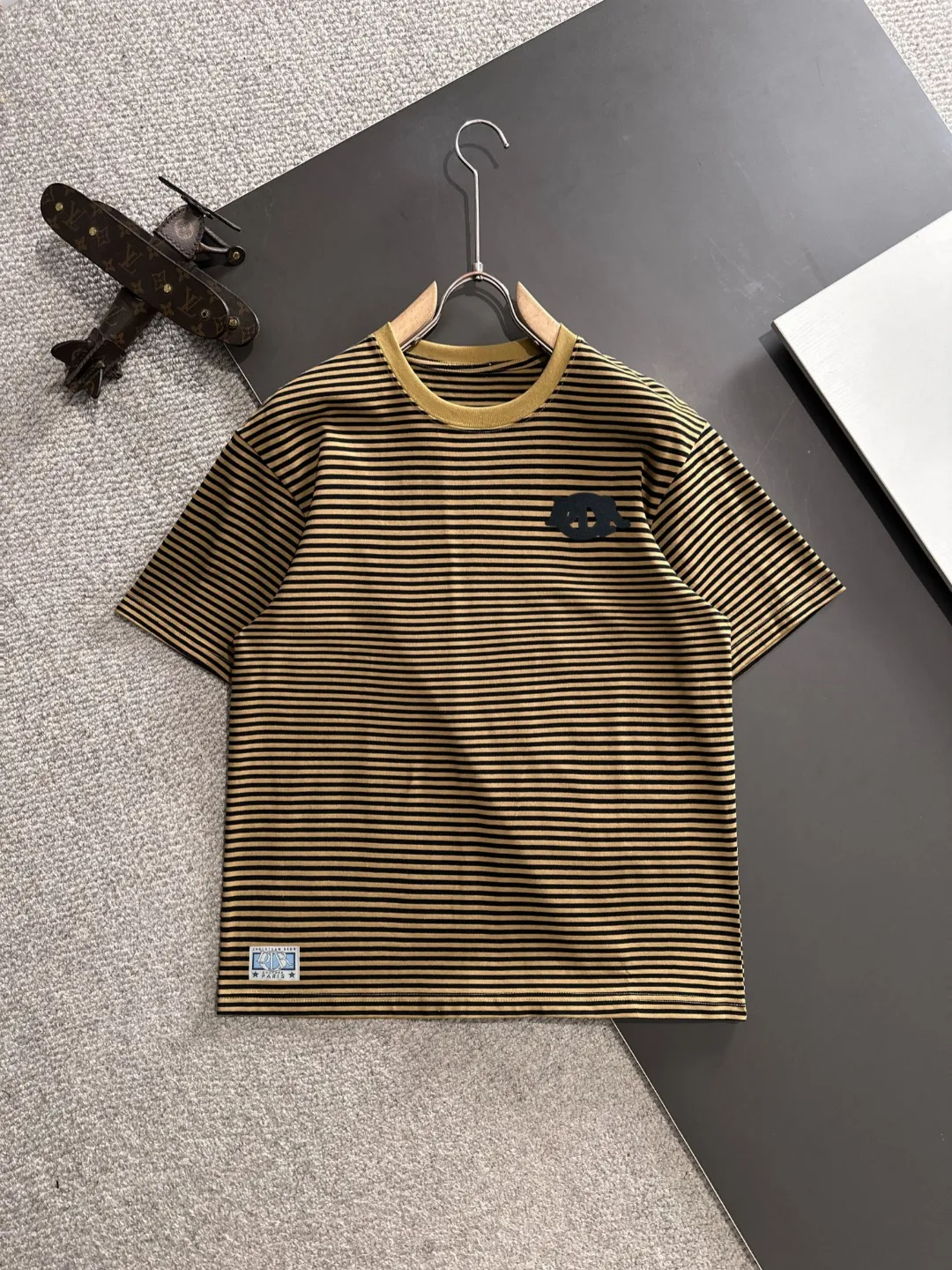 🅿️270 Shipped next day Dior 2025 early spring new style (top quality, differentiated currency) The launch of striped fabric short sleeves Early spring catwalk style Personalized and exclusive style Same style for men and women Made of imported custom dyed fabric Back collar chain bottom full shoulder coverage No deformation or shrinkage when exposed to water SIZE: M to 3XL