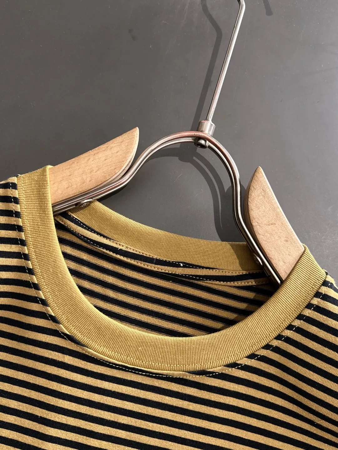 🅿️270 Shipped next day Dior 2025 early spring new style (top quality, differentiated currency) The launch of striped fabric short sleeves Early spring catwalk style Personalized and exclusive style Same style for men and women Made of imported custom dyed fabric Back collar chain bottom full shoulder coverage No deformation or shrinkage when exposed to water SIZE: M to 3XL