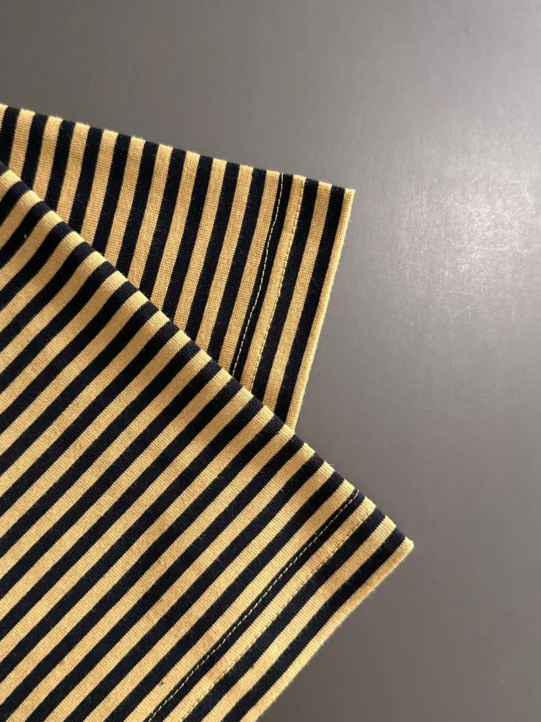 🅿️270 Shipped next day Dior 2025 early spring new style (top quality, differentiated currency) The launch of striped fabric short sleeves Early spring catwalk style Personalized and exclusive style Same style for men and women Made of imported custom dyed fabric Back collar chain bottom full shoulder coverage No deformation or shrinkage when exposed to water SIZE: M to 3XL