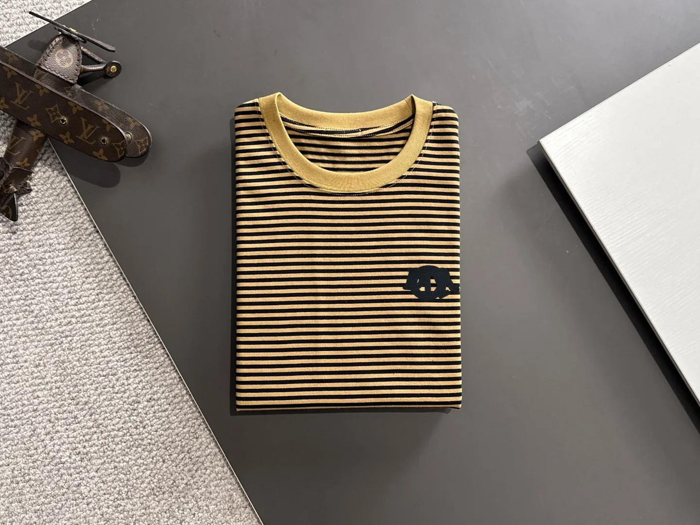 🅿️270 Shipped next day Dior 2025 early spring new style (top quality, differentiated currency) The launch of striped fabric short sleeves Early spring catwalk style Personalized and exclusive style Same style for men and women Made of imported custom dyed fabric Back collar chain bottom full shoulder coverage No deformation or shrinkage when exposed to water SIZE: M to 3XL