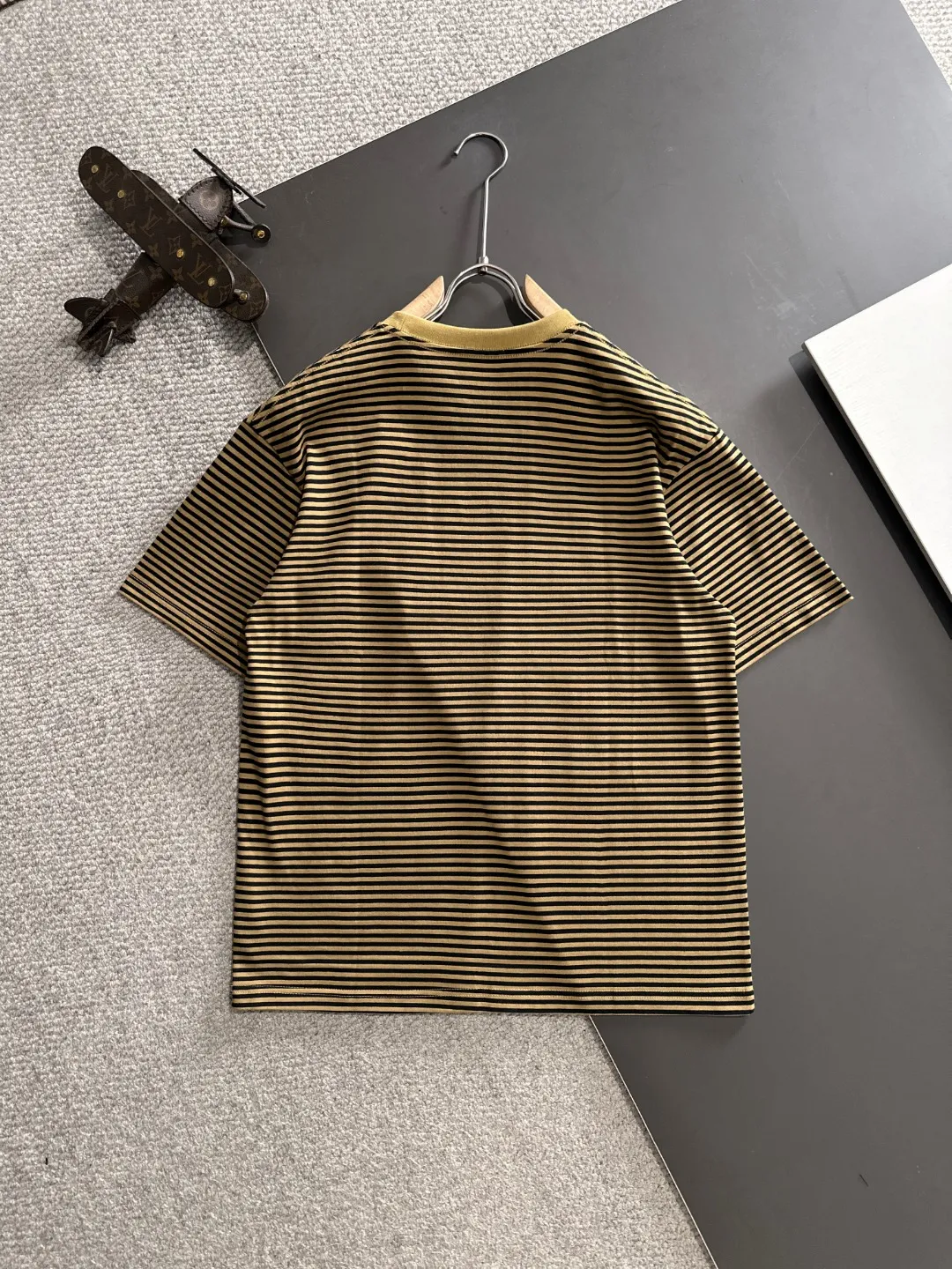 🅿️270 Shipped next day Dior 2025 early spring new style (top quality, differentiated currency) The launch of striped fabric short sleeves Early spring catwalk style Personalized and exclusive style Same style for men and women Made of imported custom dyed fabric Back collar chain bottom full shoulder coverage No deformation or shrinkage when exposed to water SIZE: M to 3XL