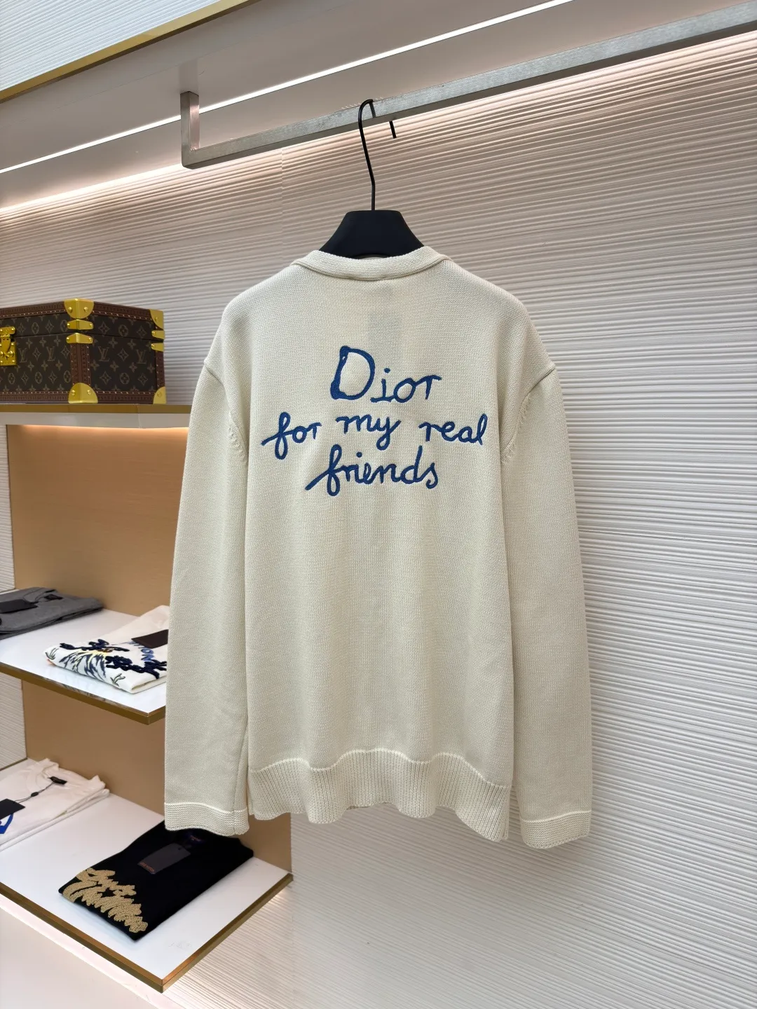 DIOR friend embroidered cotton blend button cardigan ●Original version: Purchased and developed for 17500 ●Item number: 1681104-B40 ●Fabric: nylon fabric ●Technology: embroidery production ●Version: Loose fit ●Weight: about 805 grams ●Size: S-M-L-XL ●Description: Made of 40-count cotton yarn and 62% cotton. It is mixed with 38% polyester. The two types of wool are mixed and woven to effectively make the upper body more three-dimensional. The embroidery uses wool yarn high-density embroidery technology, and the front numbers are all embroidered with the joint series LOGO. The number of stitches is about 12,000. The buttons are made of natural horn buttons with the brand's logo on them. This cardigan displays the Dior For My Real Friends logo from the DIOR AND HYLTON NEL collaboration. Crafted from white cotton-blend jersey with embroidery on the front and back, button fastening and ribbed trims. It can add style to any look. The overall wiring is straight and delicate, the fabric is comfortable and soft, and the color is consistent without color difference. It can be matched with the same style to create a fashionable look and control various occasions. Customized accessories, complete with three standards, same style for men and women!
