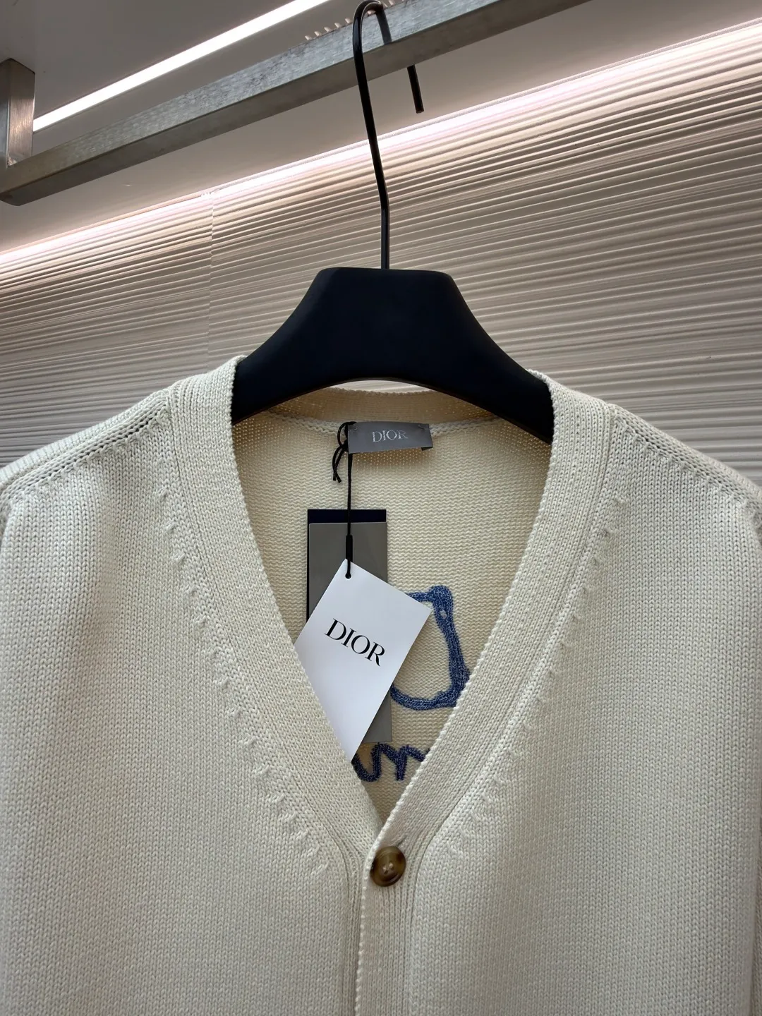 DIOR friend embroidered cotton blend button cardigan ●Original version: Purchased and developed for 17500 ●Item number: 1681104-B40 ●Fabric: nylon fabric ●Technology: embroidery production ●Version: Loose fit ●Weight: about 805 grams ●Size: S-M-L-XL ●Description: Made of 40-count cotton yarn and 62% cotton. It is mixed with 38% polyester. The two types of wool are mixed and woven to effectively make the upper body more three-dimensional. The embroidery uses wool yarn high-density embroidery technology, and the front numbers are all embroidered with the joint series LOGO. The number of stitches is about 12,000. The buttons are made of natural horn buttons with the brand's logo on them. This cardigan displays the Dior For My Real Friends logo from the DIOR AND HYLTON NEL collaboration. Crafted from white cotton-blend jersey with embroidery on the front and back, button fastening and ribbed trims. It can add style to any look. The overall wiring is straight and delicate, the fabric is comfortable and soft, and the color is consistent without color difference. It can be matched with the same style to create a fashionable look and control various occasions. Customized accessories, complete with three standards, same style for men and women!