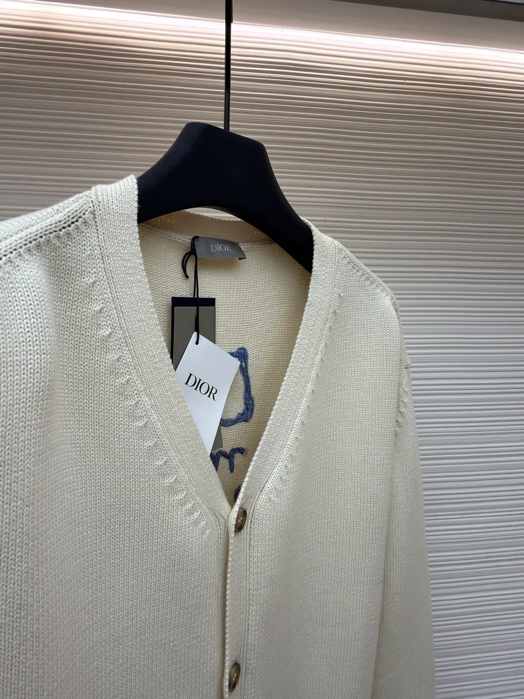 DIOR friend embroidered cotton blend button cardigan ●Original version: Purchased and developed for 17500 ●Item number: 1681104-B40 ●Fabric: nylon fabric ●Technology: embroidery production ●Version: Loose fit ●Weight: about 805 grams ●Size: S-M-L-XL ●Description: Made of 40-count cotton yarn and 62% cotton. It is mixed with 38% polyester. The two types of wool are mixed and woven to effectively make the upper body more three-dimensional. The embroidery uses wool yarn high-density embroidery technology, and the front numbers are all embroidered with the joint series LOGO. The number of stitches is about 12,000. The buttons are made of natural horn buttons with the brand's logo on them. This cardigan displays the Dior For My Real Friends logo from the DIOR AND HYLTON NEL collaboration. Crafted from white cotton-blend jersey with embroidery on the front and back, button fastening and ribbed trims. It can add style to any look. The overall wiring is straight and delicate, the fabric is comfortable and soft, and the color is consistent without color difference. It can be matched with the same style to create a fashionable look and control various occasions. Customized accessories, complete with three standards, same style for men and women!
