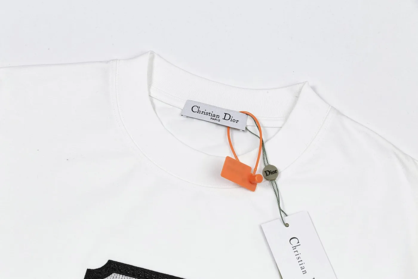 🅿️190 Dior DIOR's new classic embroidered short-sleeved T-shirt, high quality 🔥nylon pure cotton wash hand feel, logo letters embroidered on the front, specially customized ribbing. The fabric is comfortable and soft, restoring the trend brought by special craftsmanship, custom dyed, complete with three standards. Non-market ordinary version. Compare at will. Quality is absolutely guaranteed. Same style for men and women. Color: Black White Size: S M L XL [Style No. D901]