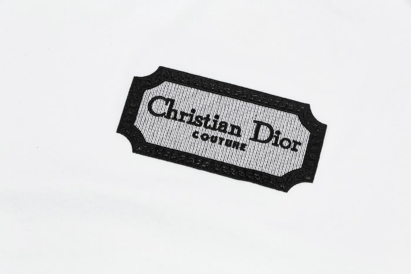 🅿️190 Dior DIOR's new classic embroidered short-sleeved T-shirt, high quality 🔥nylon pure cotton wash hand feel, logo letters embroidered on the front, specially customized ribbing. The fabric is comfortable and soft, restoring the trend brought by special craftsmanship, custom dyed, complete with three standards. Non-market ordinary version. Compare at will. Quality is absolutely guaranteed. Same style for men and women. Color: Black White Size: S M L XL [Style No. D901]