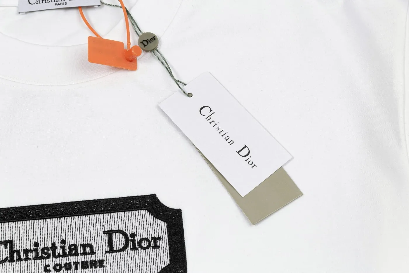 🅿️190 Dior DIOR's new classic embroidered short-sleeved T-shirt, high quality 🔥nylon pure cotton wash hand feel, logo letters embroidered on the front, specially customized ribbing. The fabric is comfortable and soft, restoring the trend brought by special craftsmanship, custom dyed, complete with three standards. Non-market ordinary version. Compare at will. Quality is absolutely guaranteed. Same style for men and women. Color: Black White Size: S M L XL [Style No. D901]