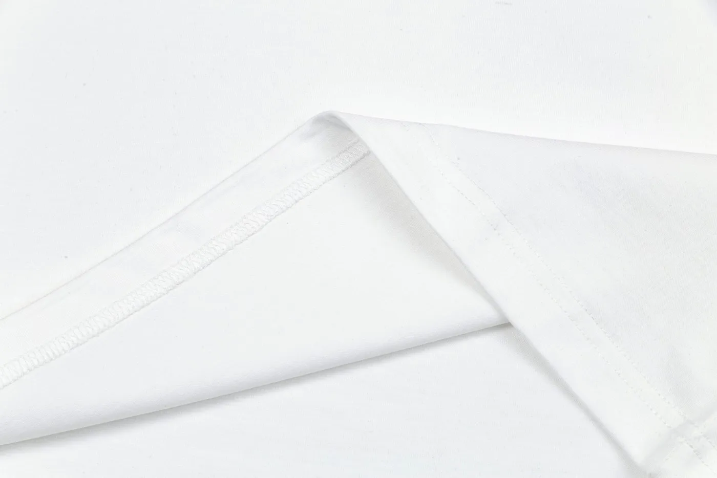 🅿️190 Dior DIOR's new classic embroidered short-sleeved T-shirt, high quality 🔥nylon pure cotton wash hand feel, logo letters embroidered on the front, specially customized ribbing. The fabric is comfortable and soft, restoring the trend brought by special craftsmanship, custom dyed, complete with three standards. Non-market ordinary version. Compare at will. Quality is absolutely guaranteed. Same style for men and women. Color: Black White Size: S M L XL [Style No. D901]